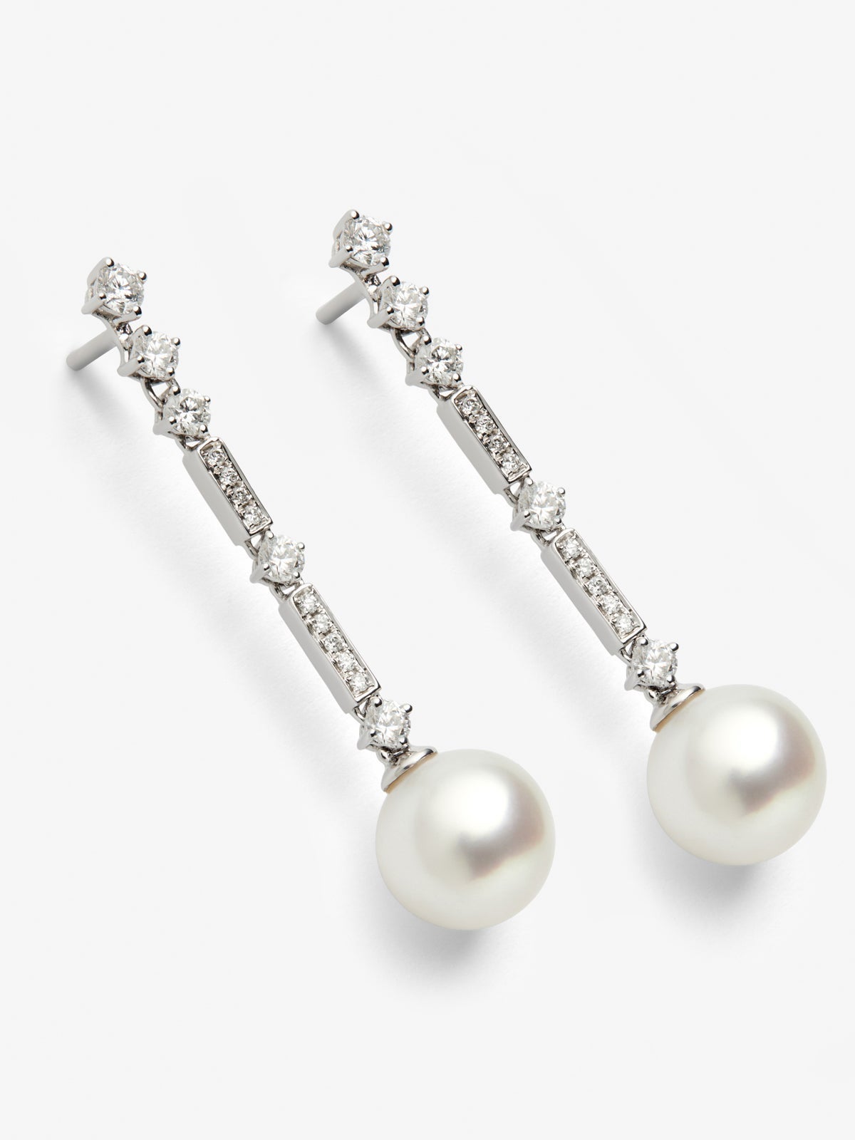 Pendientes de oro blanco de 18K con diamantes blancos en talla brillante de 1,1 cts y perlas australianas de 5mm