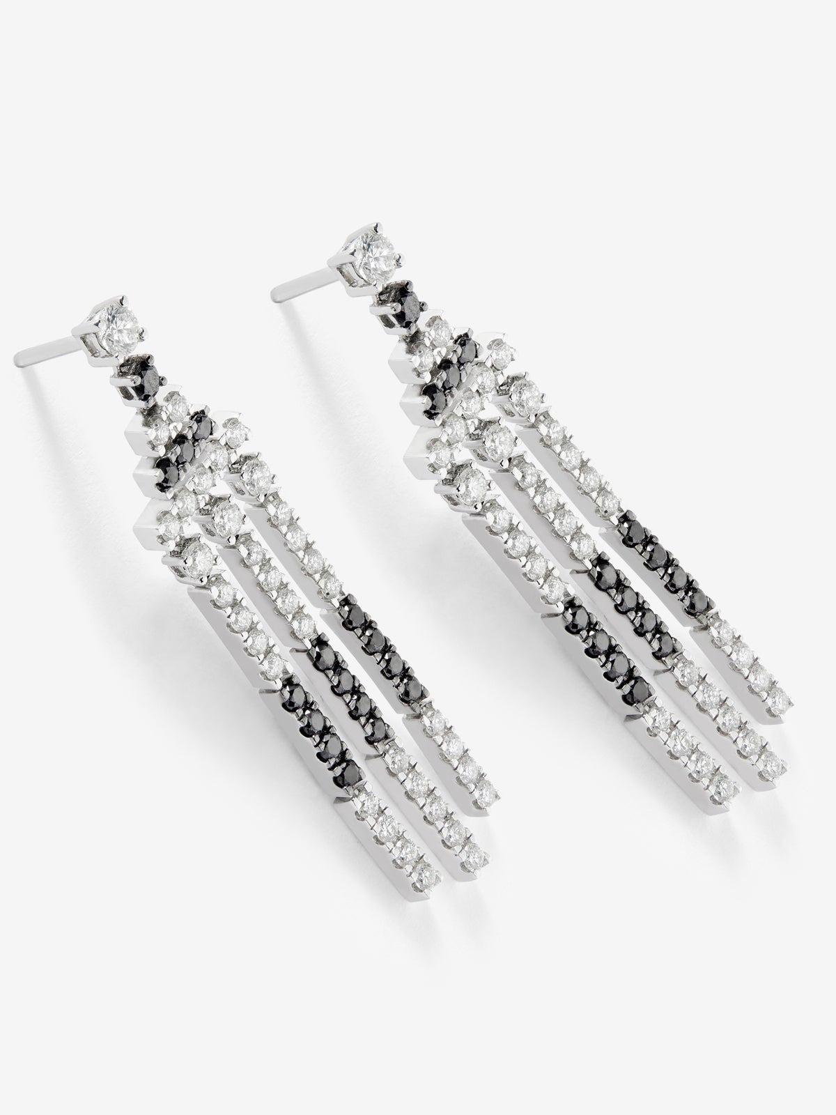 Pendientes de oro blanco de 18K con 72 diamantes en talla brillante con un total de 1,3 cts y 32 diamantes negros en talla brillante con un total de 0,59 cts
