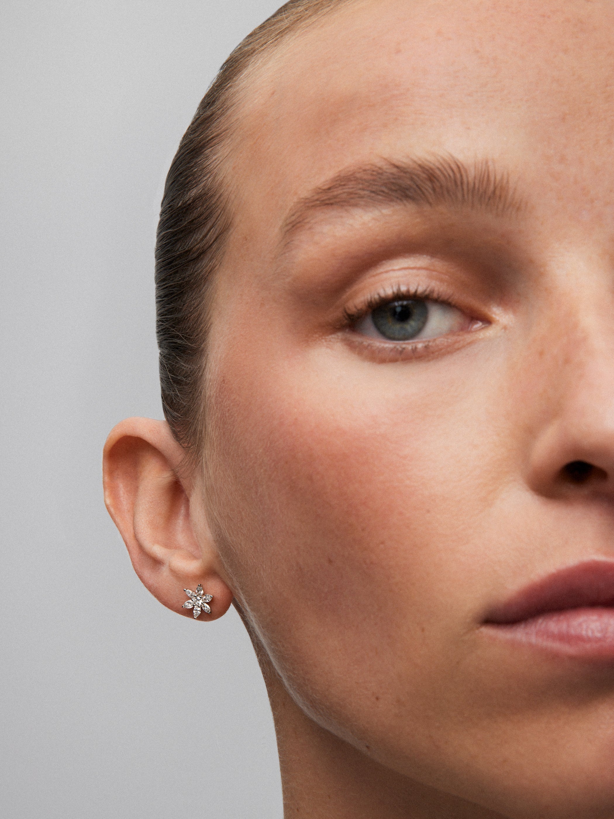 Pendientes de oro blanco de 18K con 2 diamantes en talla brillante con un total de 0,12 cts y 12 en talla marquise con un total de 0,59 cts