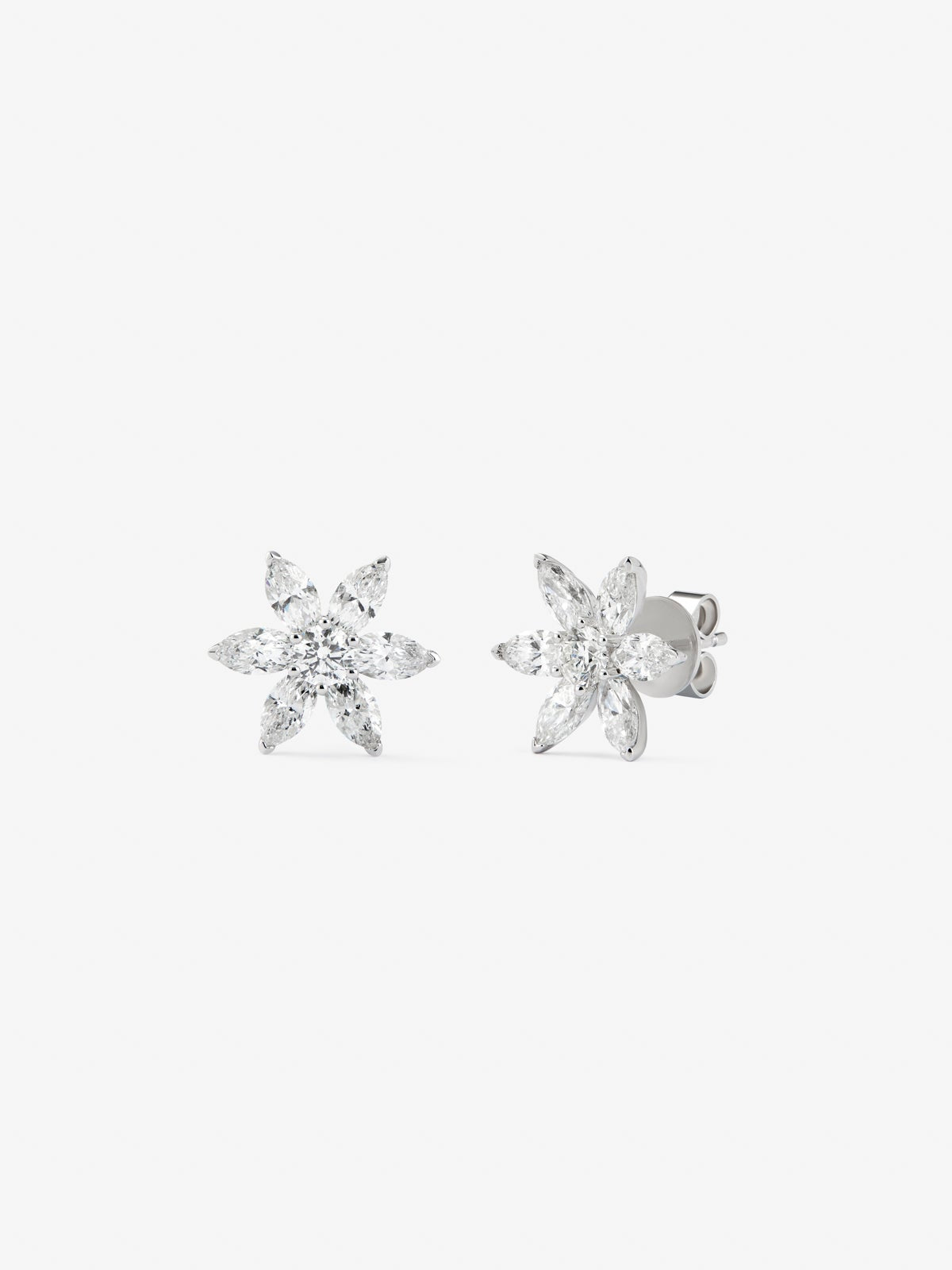 Pendientes de oro blanco de 18K con 2 diamantes en talla brillante con un total de 0,35 cts y 12 en talla marquise con un total de 1,9 cts