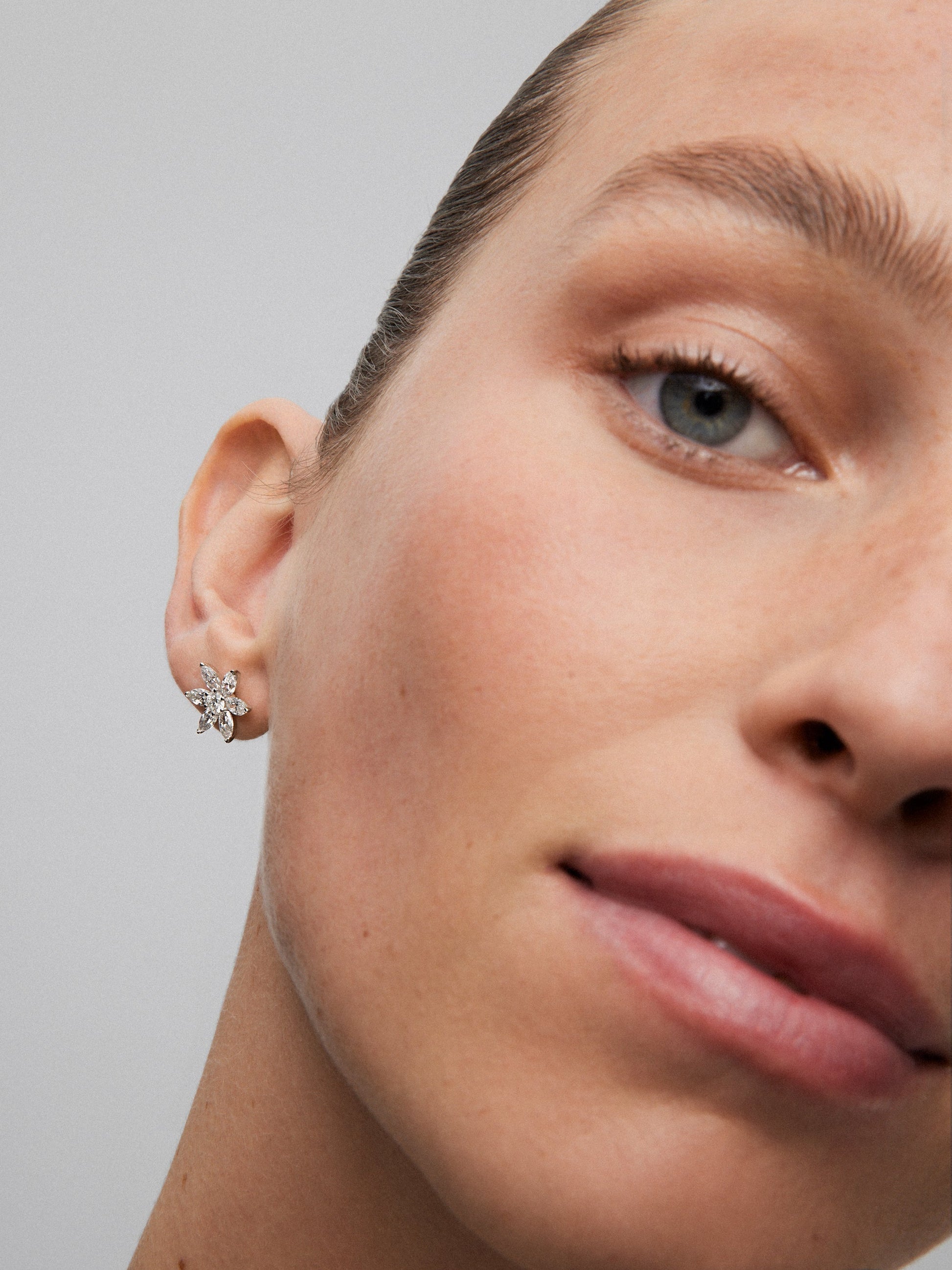 Pendientes de oro blanco de 18K con 2 diamantes en talla brillante con un total de 0,35 cts y 12 en talla marquise con un total de 1,9 cts