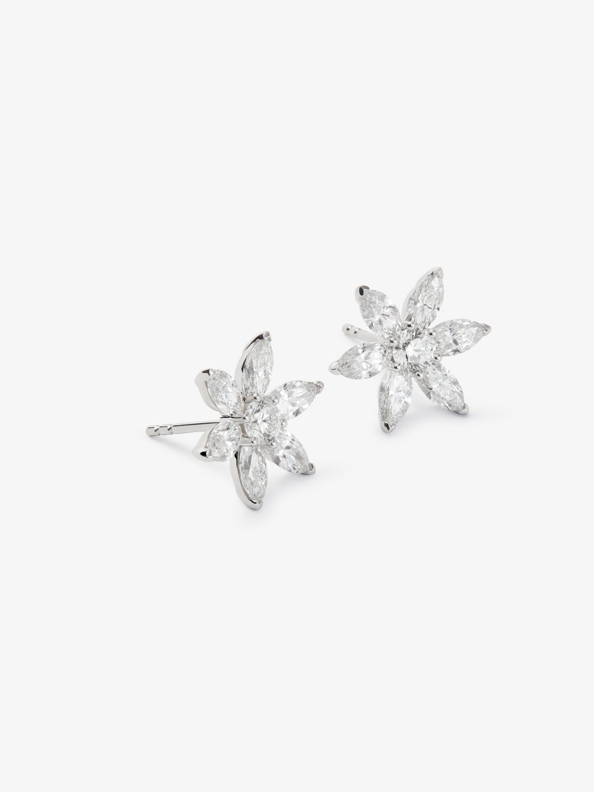 Pendientes de oro blanco de 18K con 2 diamantes en talla brillante con un total de 0,35 cts y 12 en talla marquise con un total de 1,9 cts