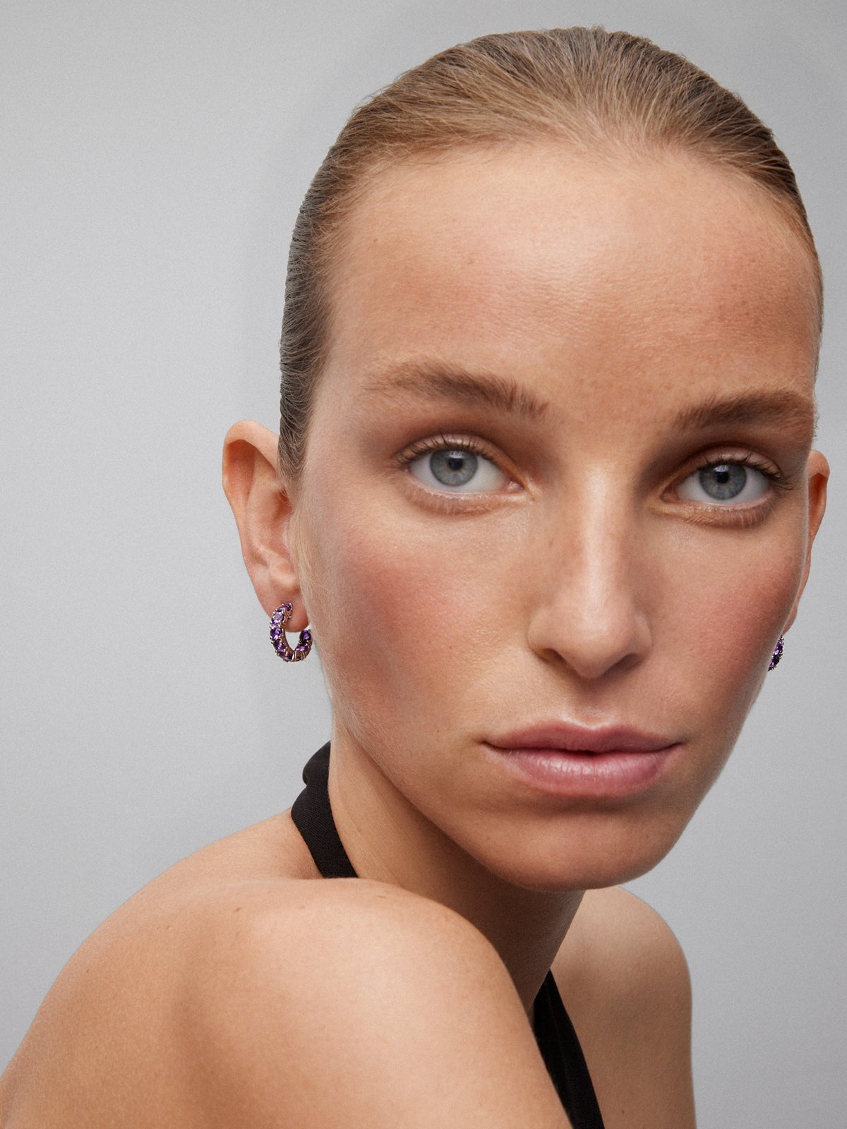 Pendientes de aro de plata 925 con 16 amatistas moradas en talla brillante con un total de 3,36 cts
