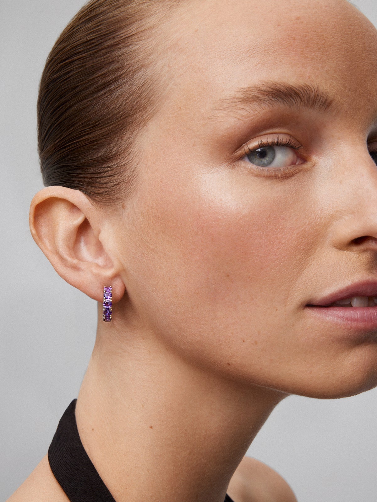 Pendientes de aro de plata 925 con 16 amatistas moradas en talla brillante con un total de 3,36 cts