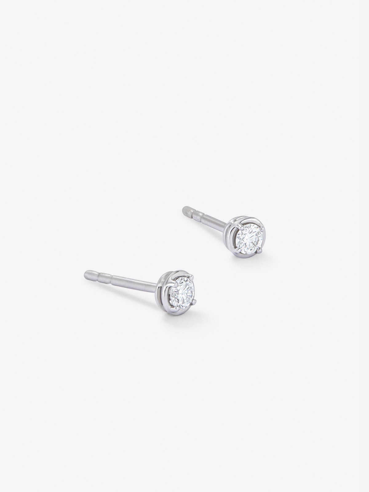 Pendientes de oro blanco de 18K con diamante solitario