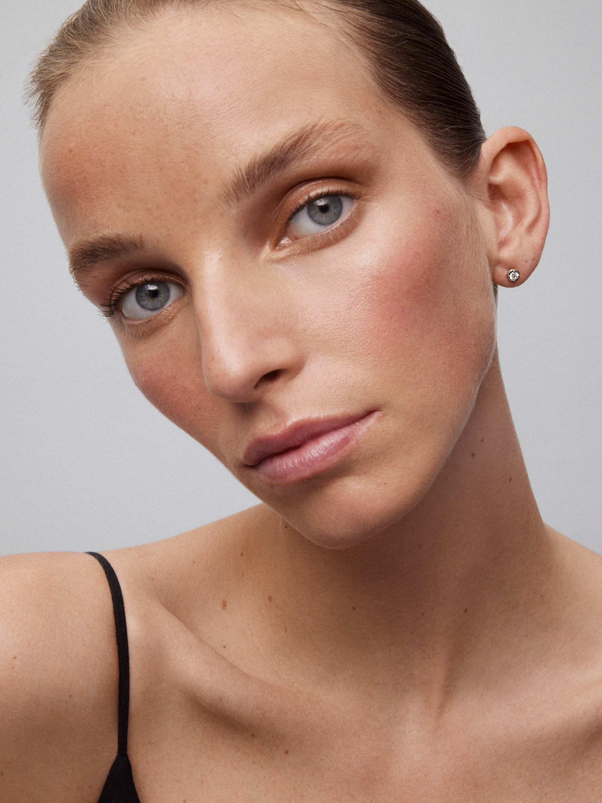 Pendientes de oro blanco de 18K con 2 diamantes en talla brillante con un total de 0,3 cts