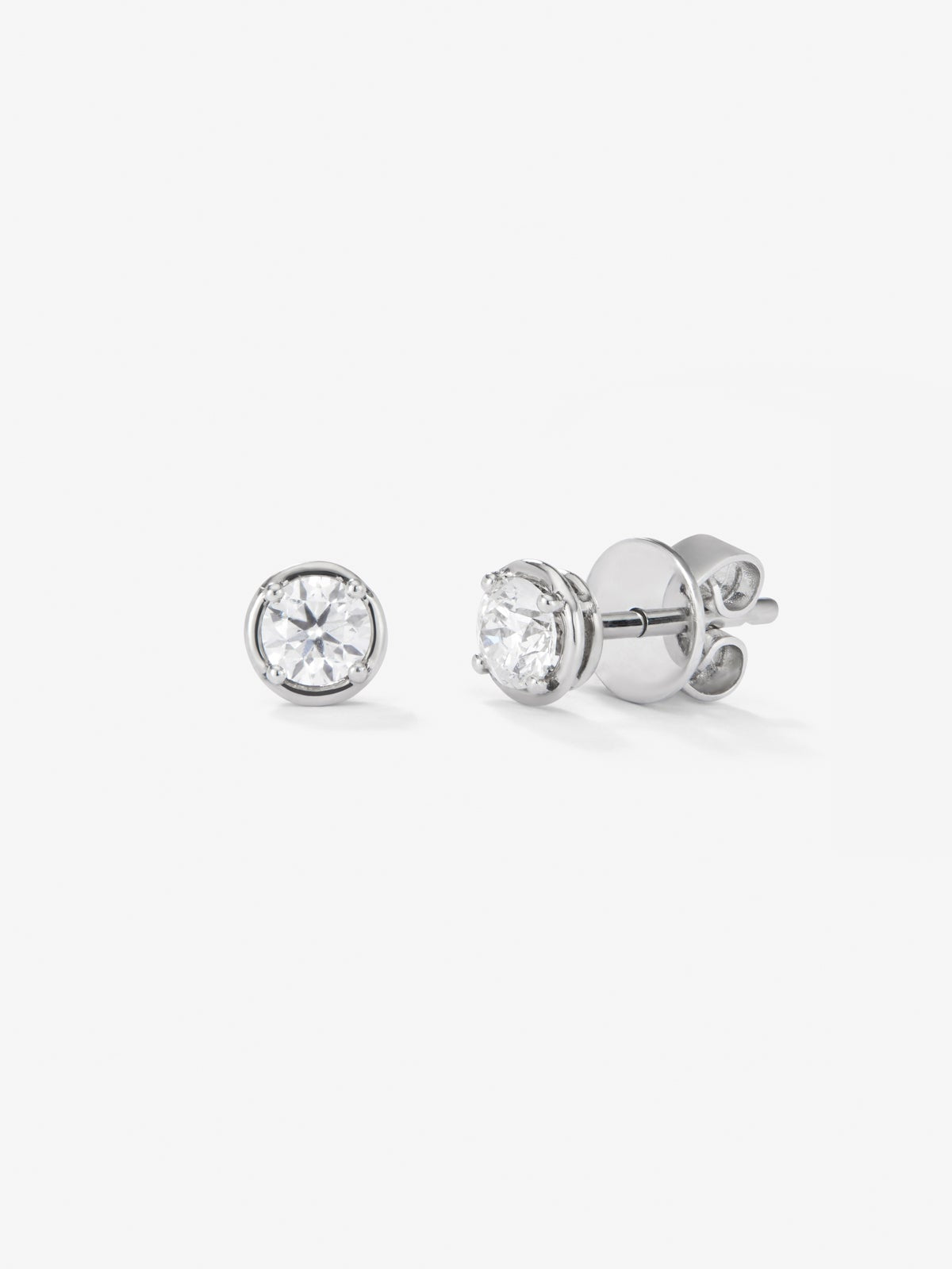 Pendientes de oro blanco de 18K con diamante solitario