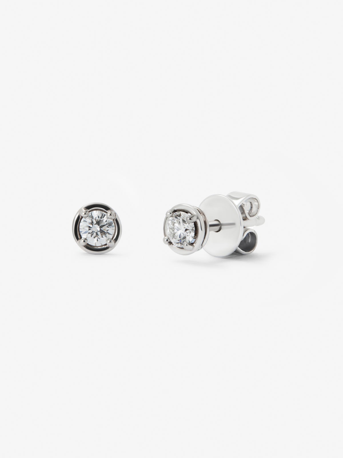 Pendientes de oro blanco de 18K con diamante solitario