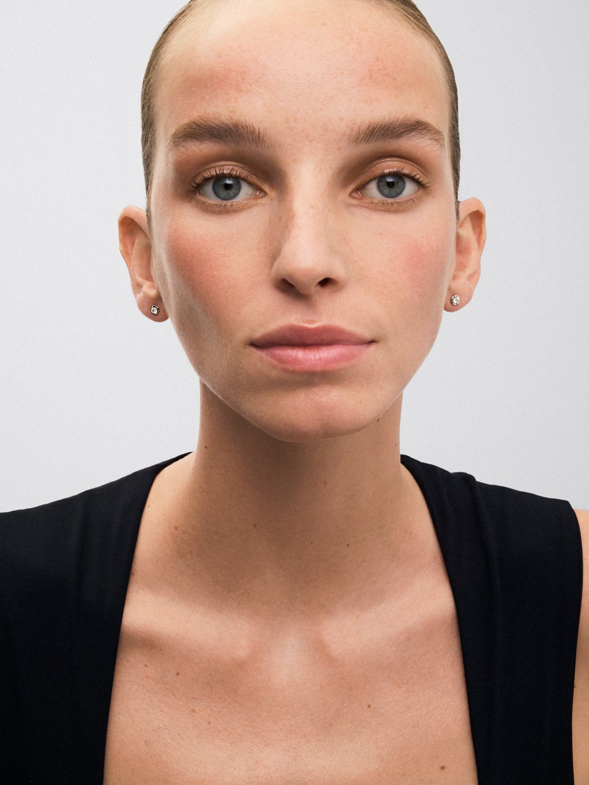 Pendientes de oro blanco de 18K con diamante solitario