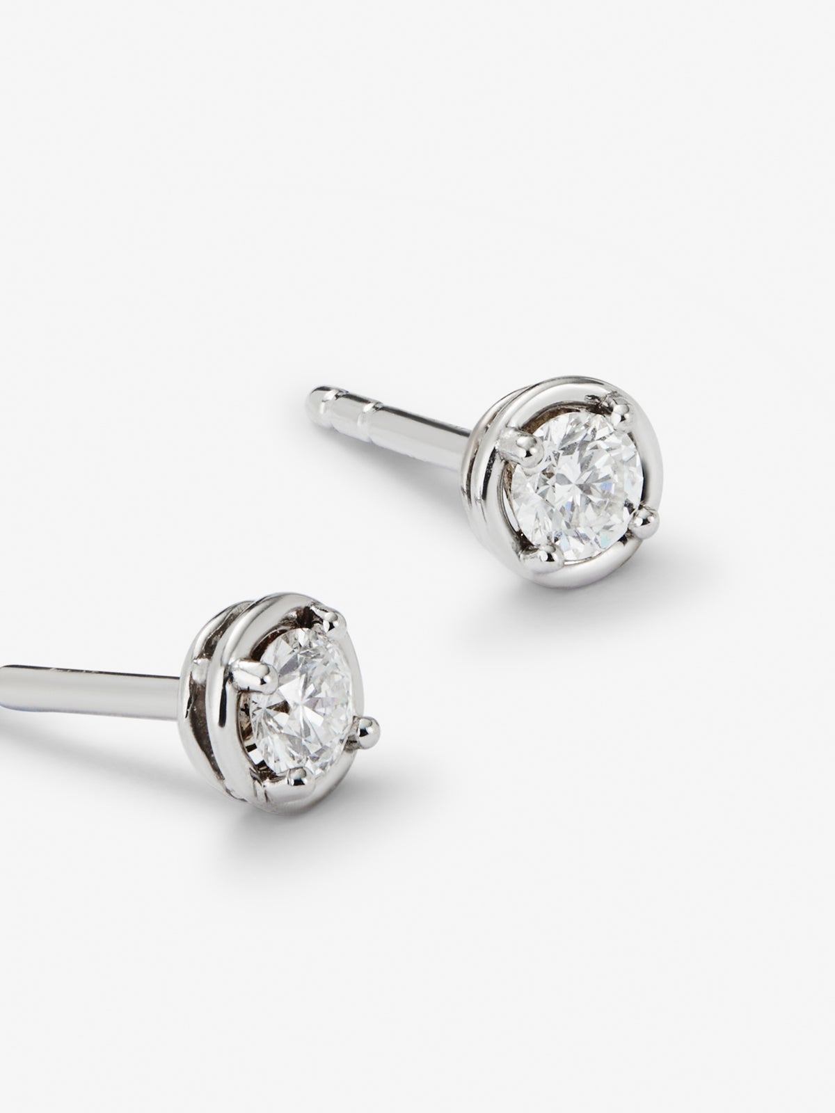 Pendientes de oro blanco de 18K con diamante solitario