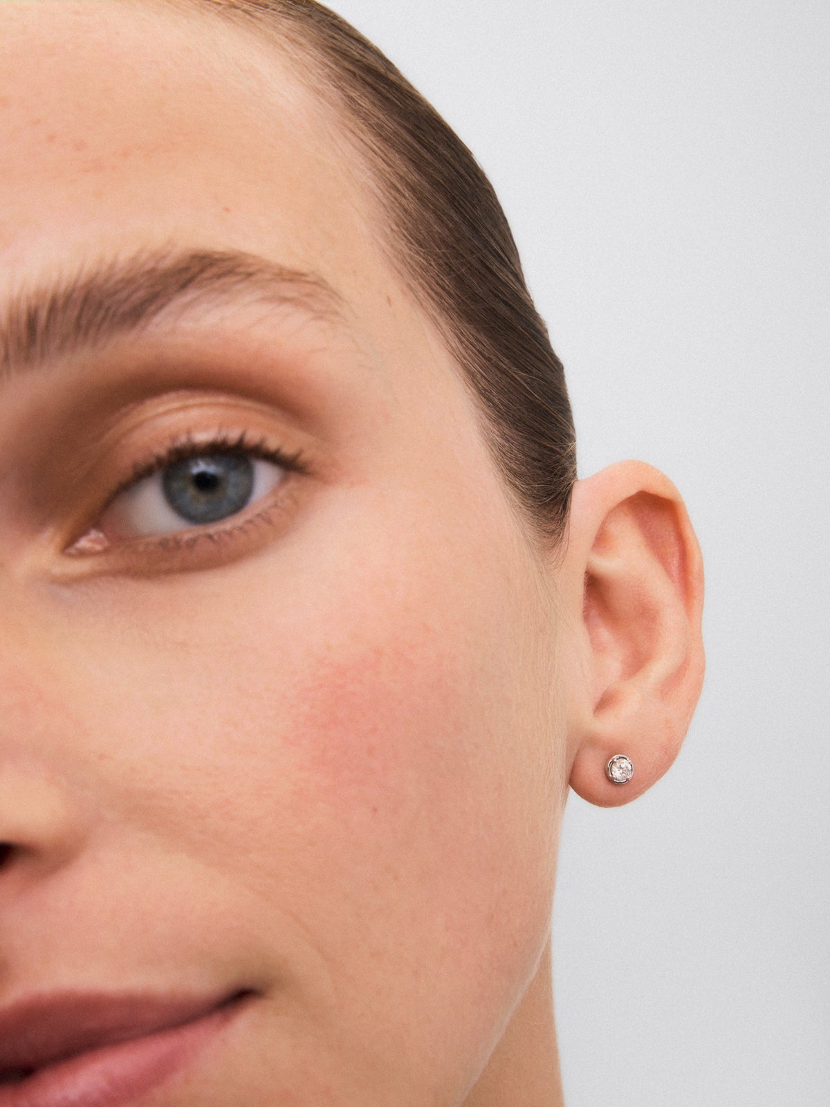 Pendientes de oro blanco de 18K con diamante solitario