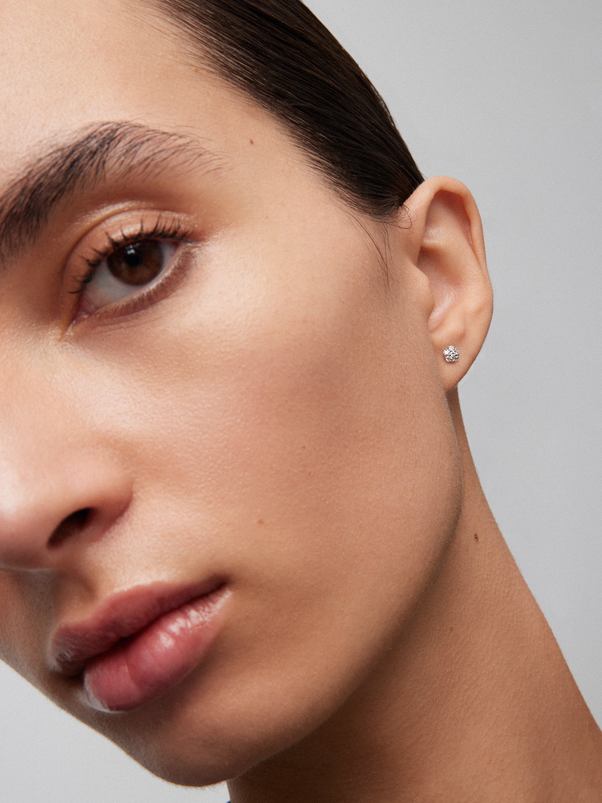 Pendientes de oro blanco de 18K con diamantes en talla brillante con un total de 0,18 cts