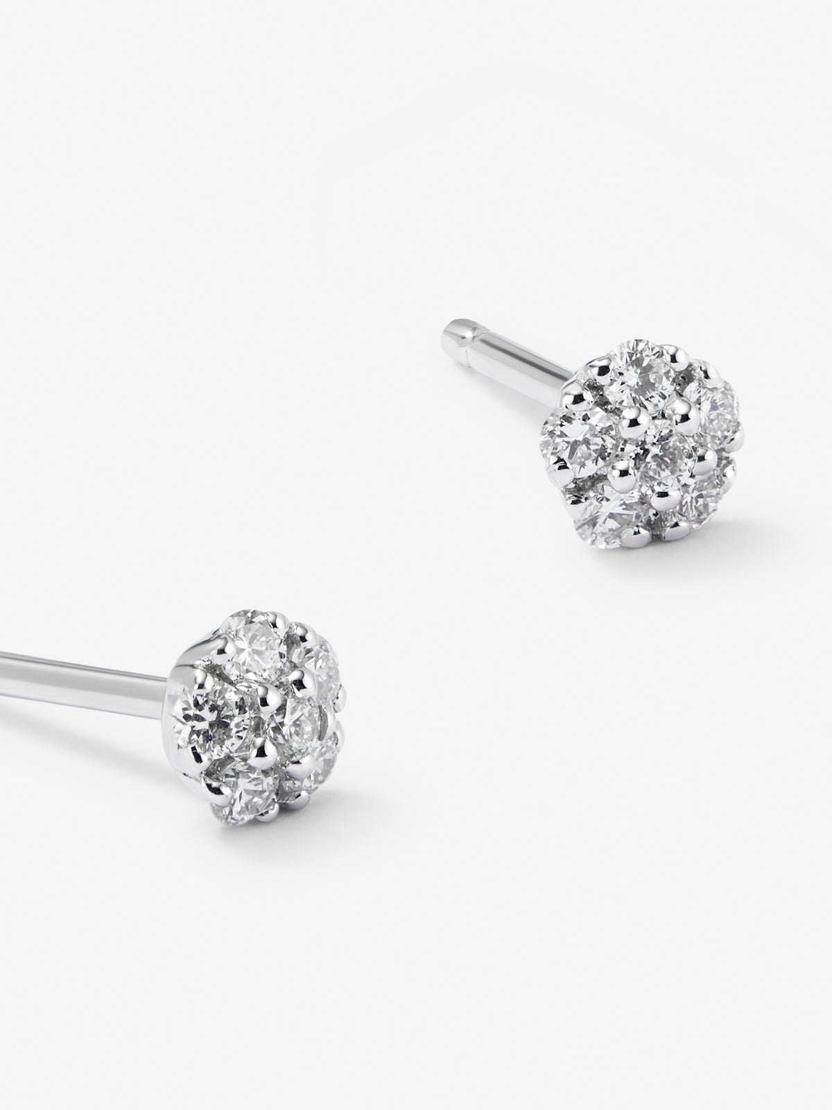 Pendientes de oro blanco de 18K con diamantes en talla brillante con un total de 0,18 cts