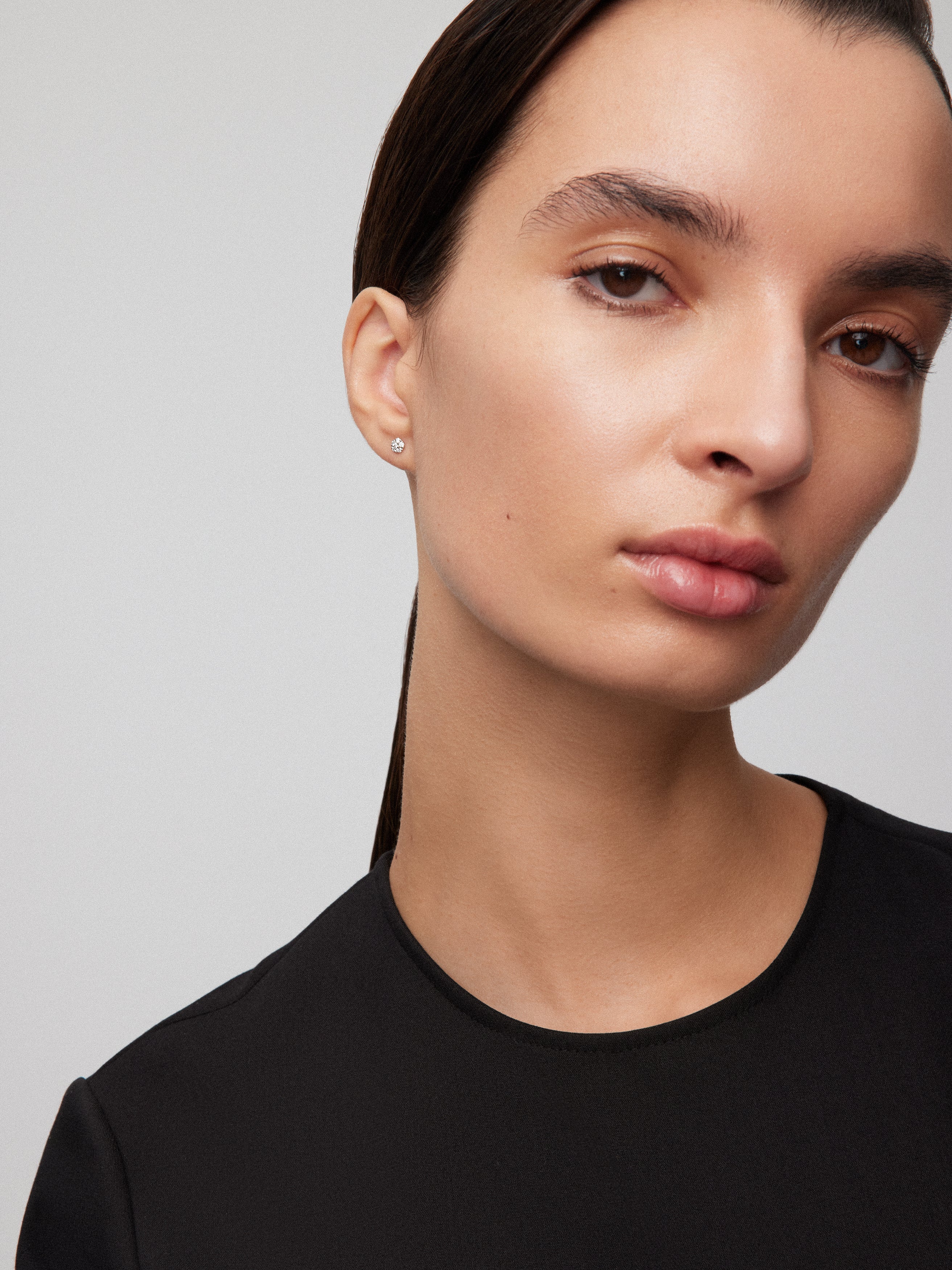 Pendientes de oro blanco de 18K con diamantes en talla brillante con un total de 0,18 cts