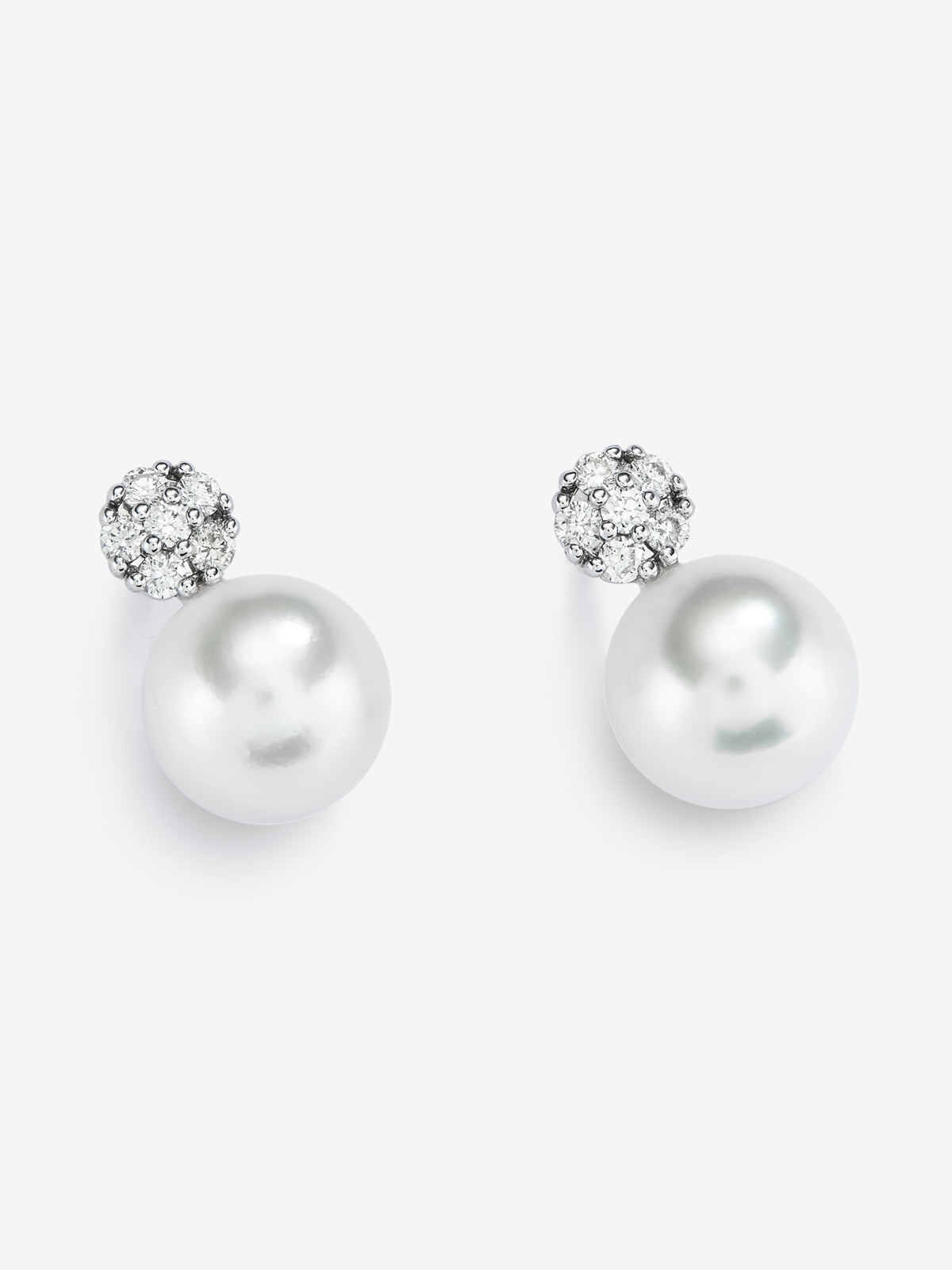 Pendientes de botón de oro blanco de 18K con perla australiana de 9 mm y 10 diamantes en talla brillante con un total de 0,44 cts
