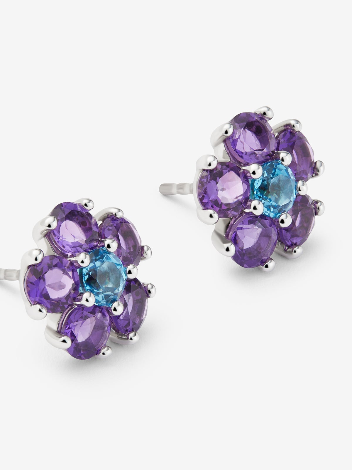 Anillo de oro blanco de 18kt con diamantes y zafiros