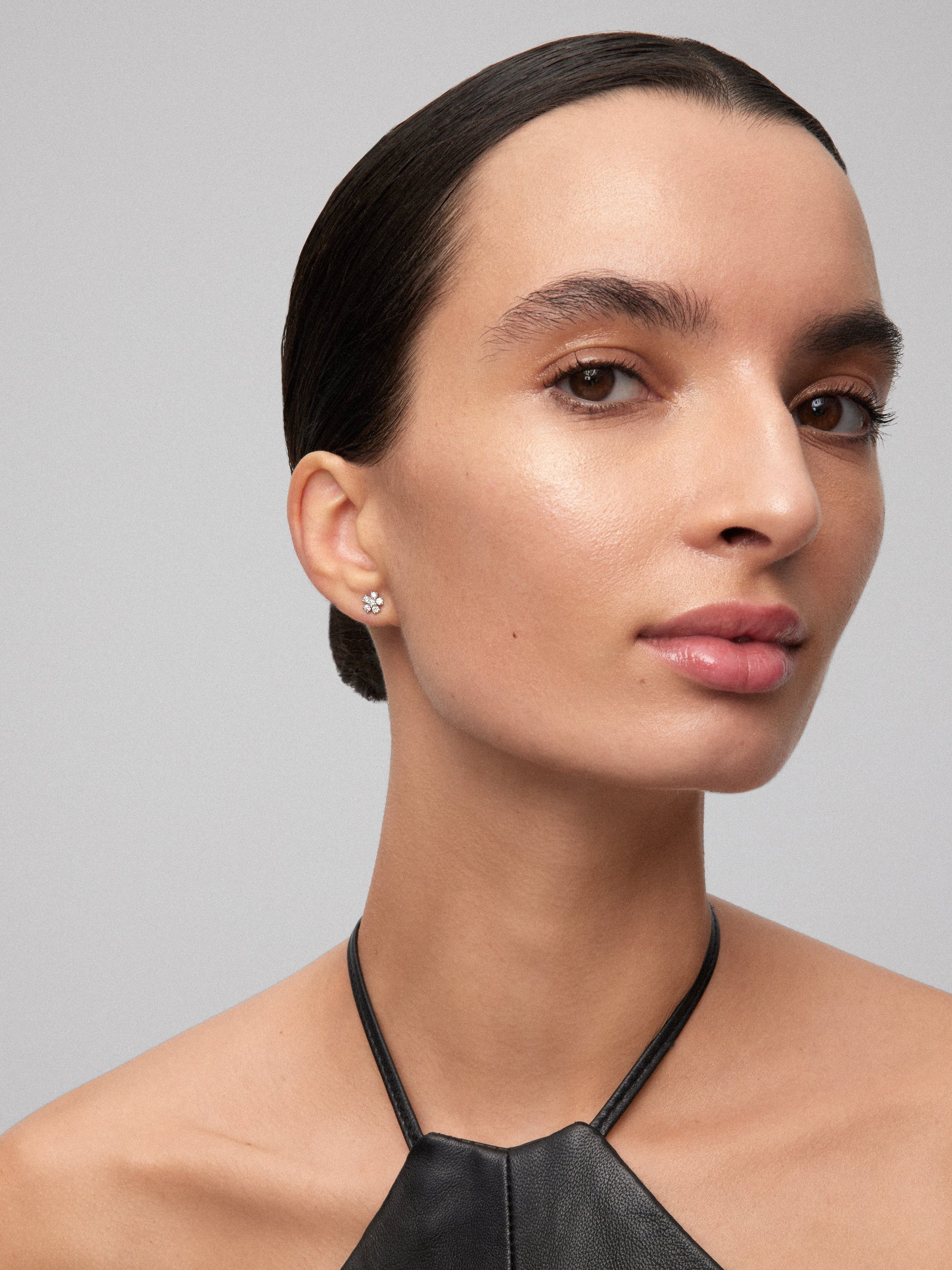 Pendientes flor de oro blanco de 18K con 12 diamantes en talla brillante con un total de 0,39 cts