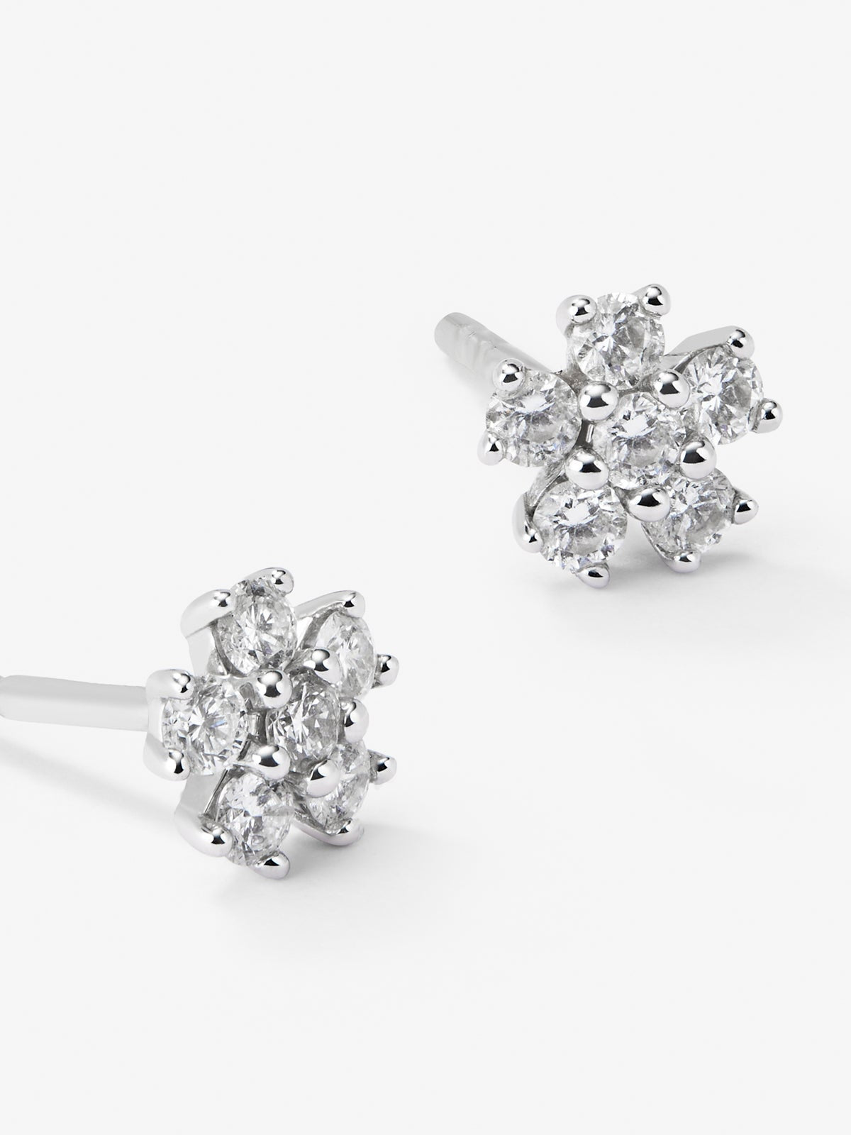 Pendientes flor de oro blanco de 18K con 12 diamantes en talla brillante con un total de 0,39 cts