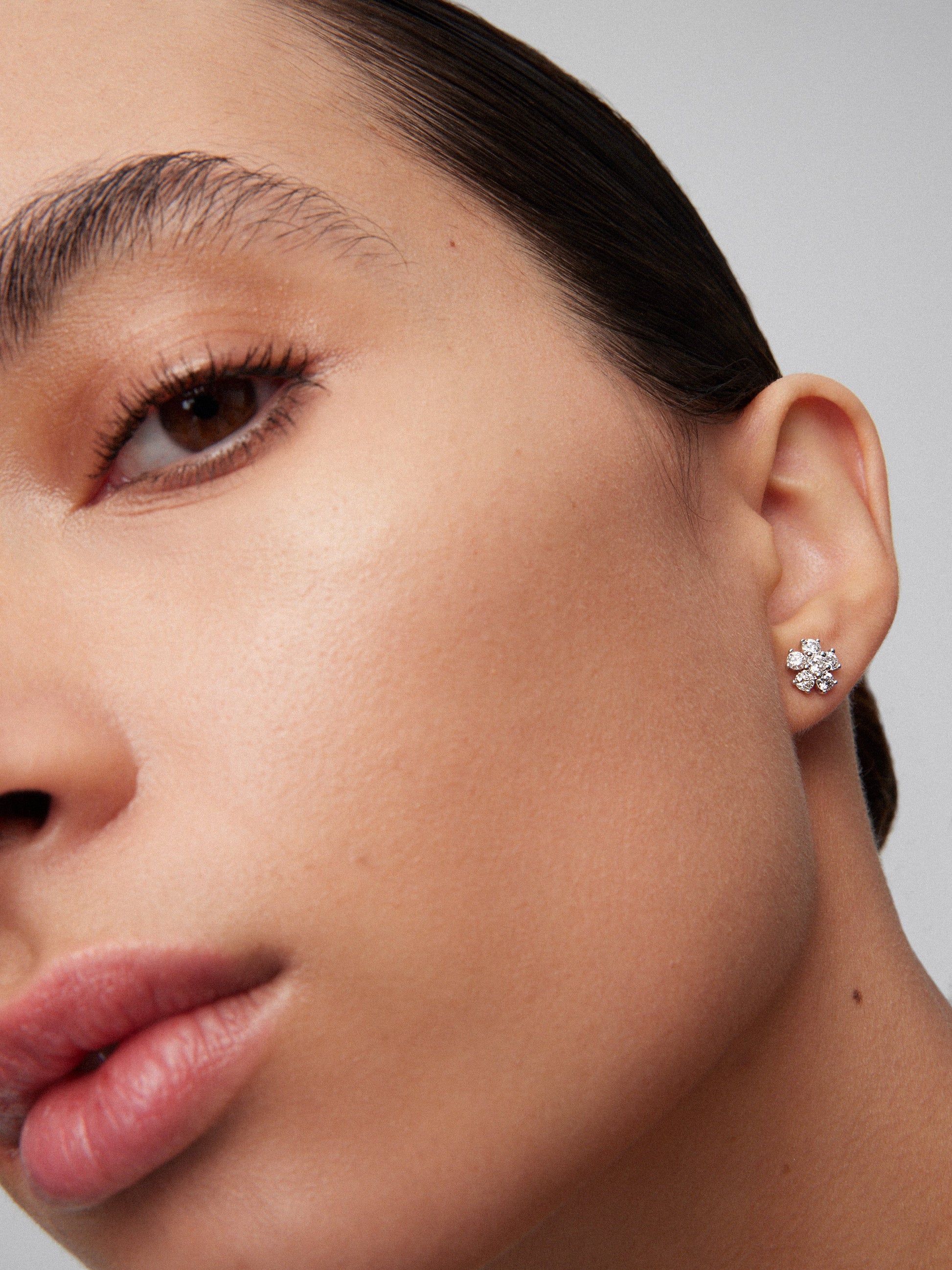 Pendientes de oro blanco de 18K en forma de flor con diamantes en talla brillante con un total de 0,95 cts