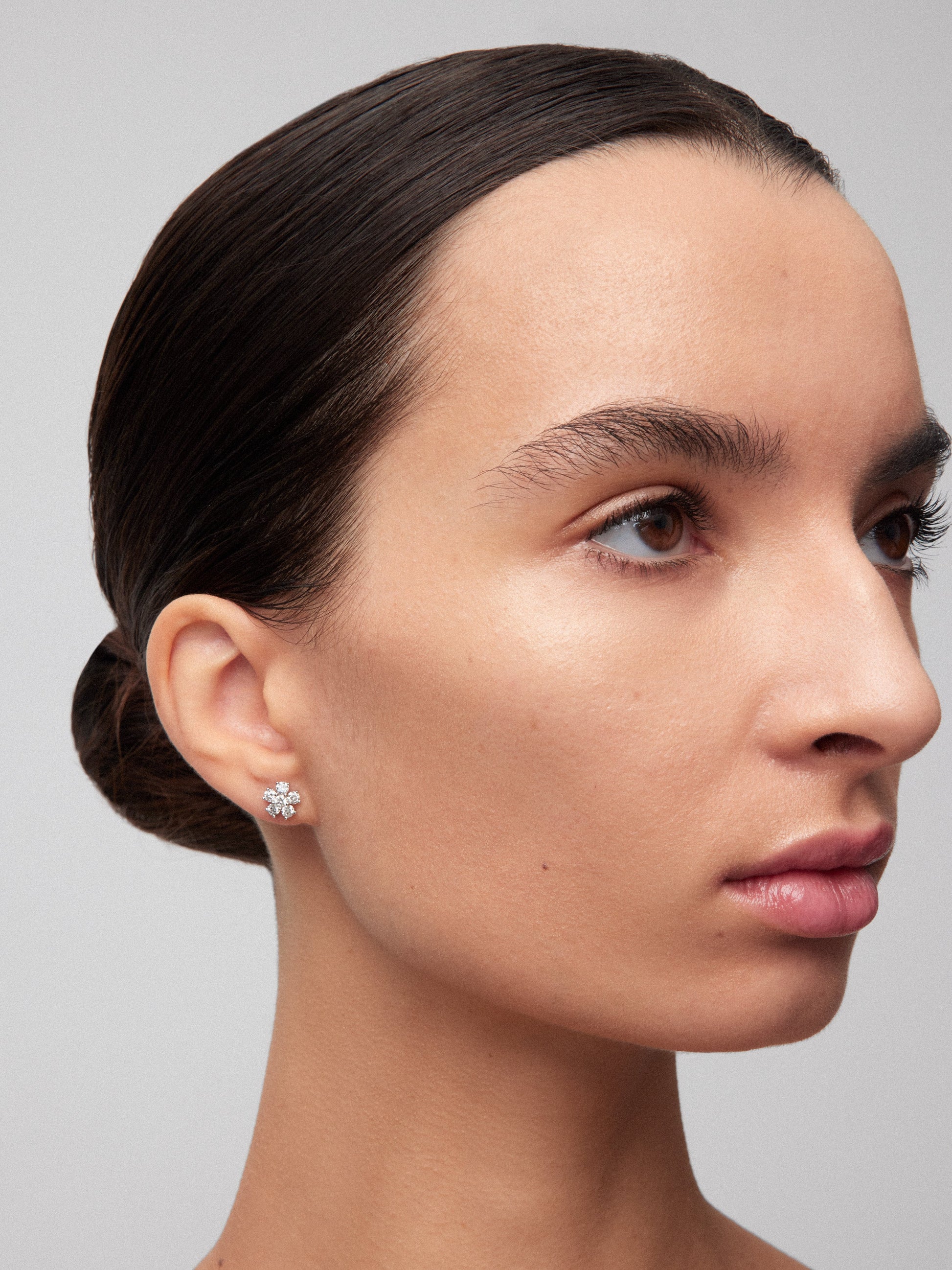 Pendientes de oro blanco de 18K en forma de flor con diamantes en talla brillante con un total de 0,95 cts