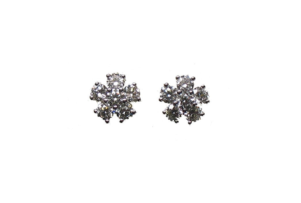 Pendientes flor de oro blanco de 18K con 12 diamantes en talla brillante con un total de 1,8 cts