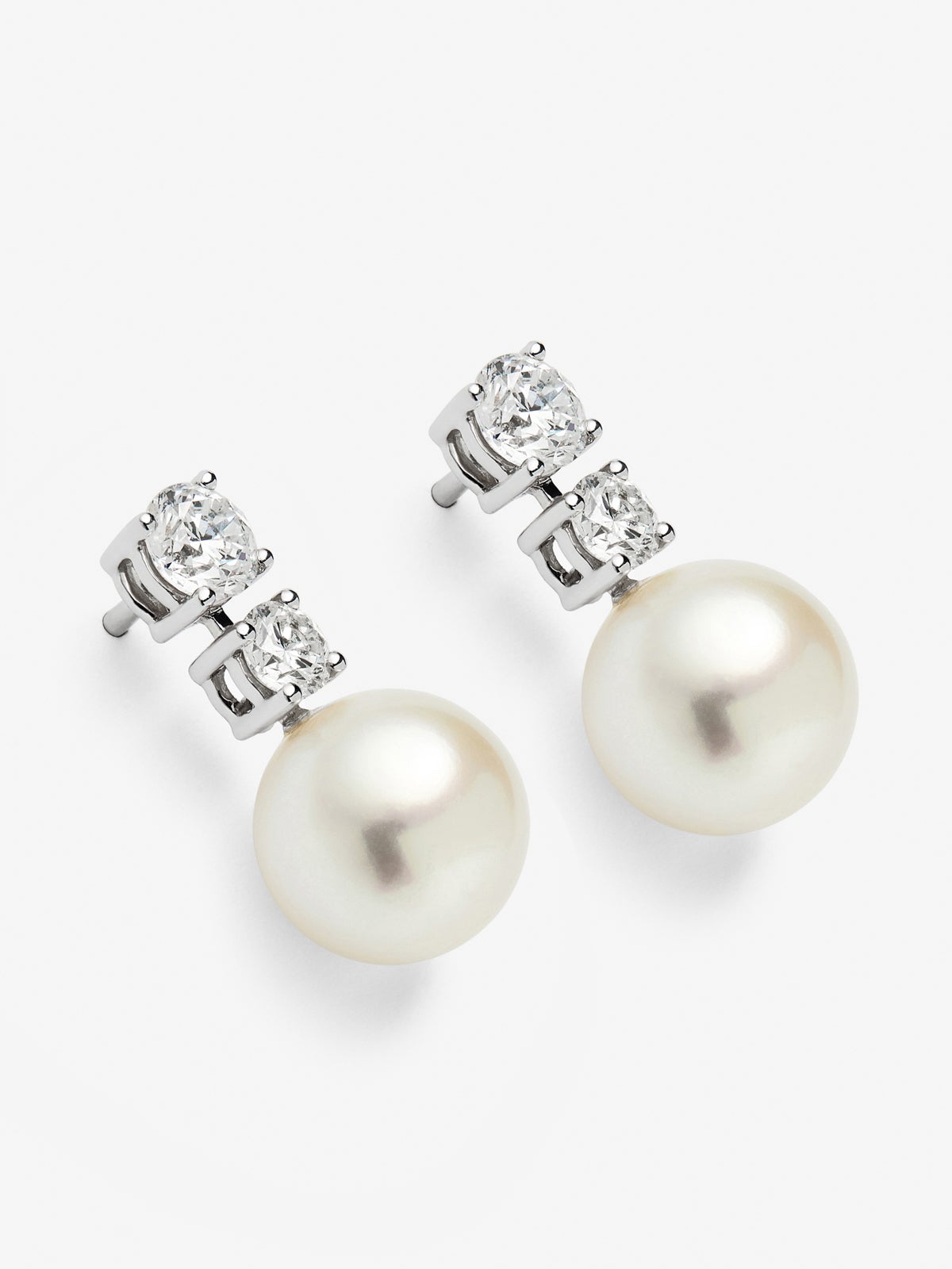 Pendientes de oro blanco de 18K con perlas de 9,5mm y diamantes en talla brillante de 1,21 cts