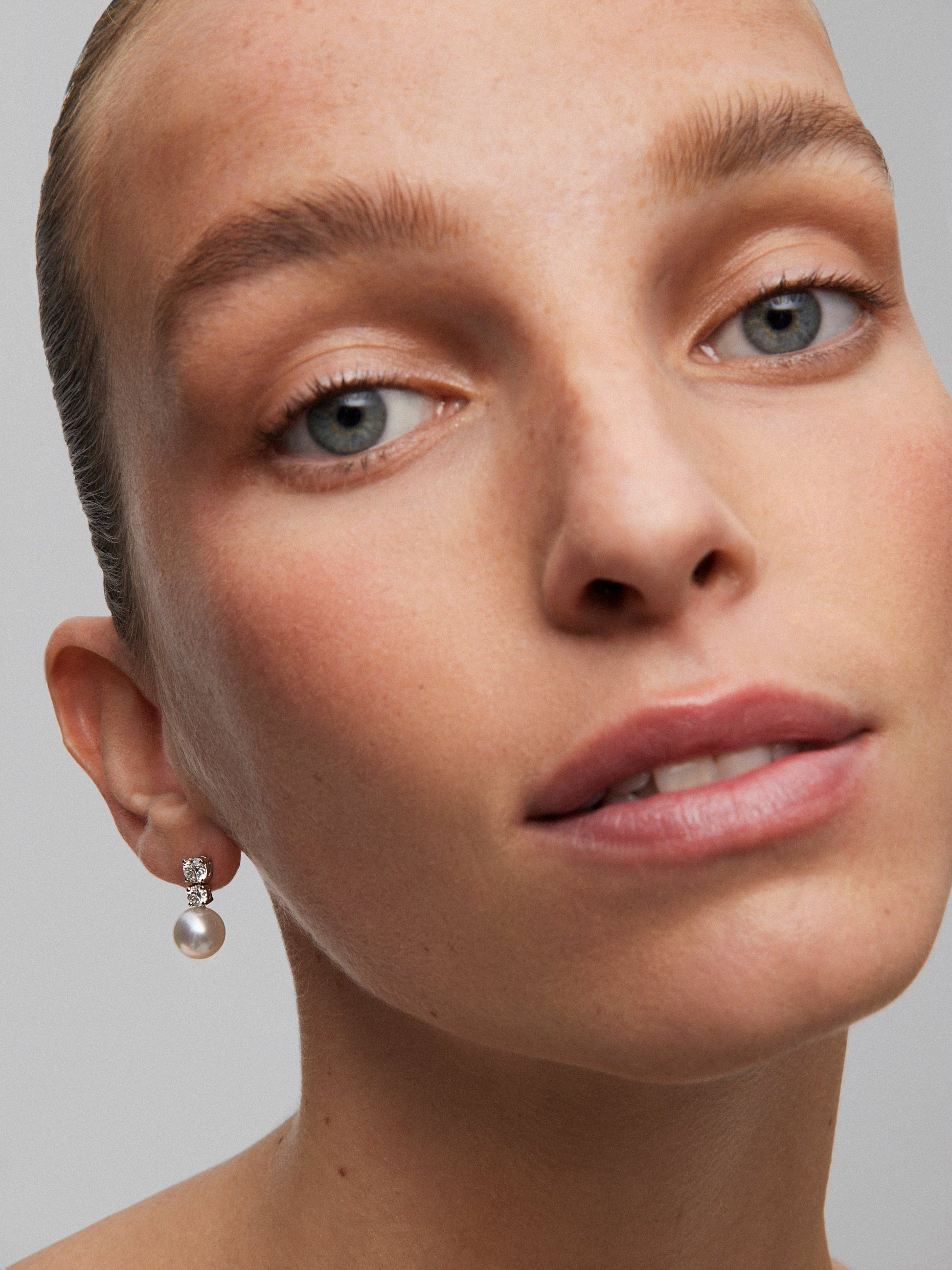 Pendientes de oro blanco de 18K con perlas de 9,5mm y diamantes en talla brillante de 1,21 cts