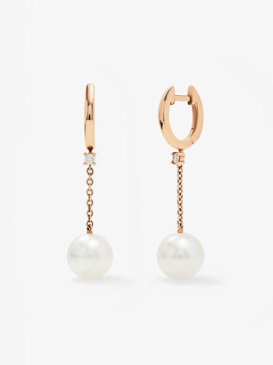 Pendientes de aro y cadena de oro rosa de 18K con diamantes blancos en talla brillante de 0,07 cts y perlas akoya 8,5 mm