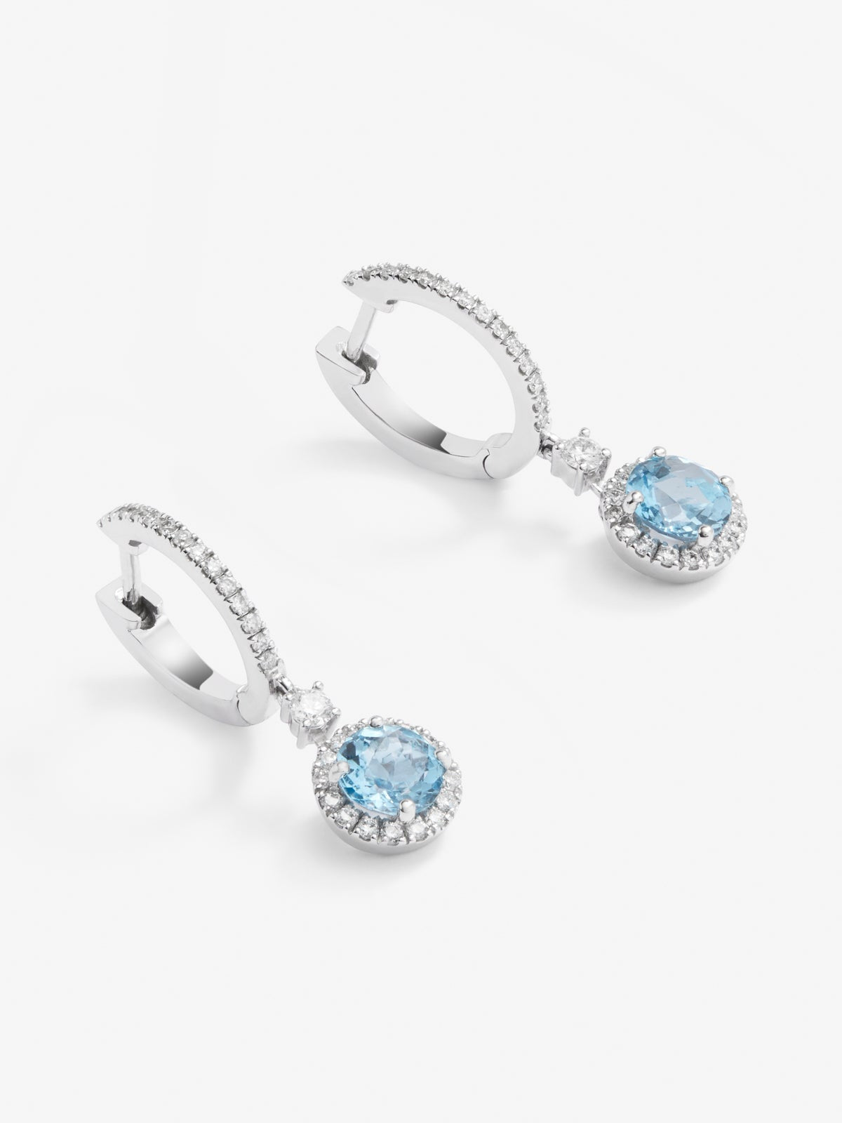 Pendientes de aro de oro blanco de 18K con 2 topacios azul swiss en talla brillante con un total de 1,13 cts y 60 diamantes en talla brillante con un total de 0,24 cts