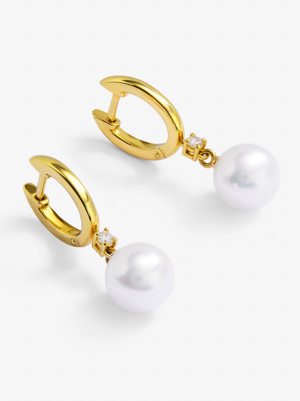Pendientes de oro amarillo de 18K con 2 diamantes en talla brillante con un total de 0,065 cts y 2 perlas australianas de 8,5mm