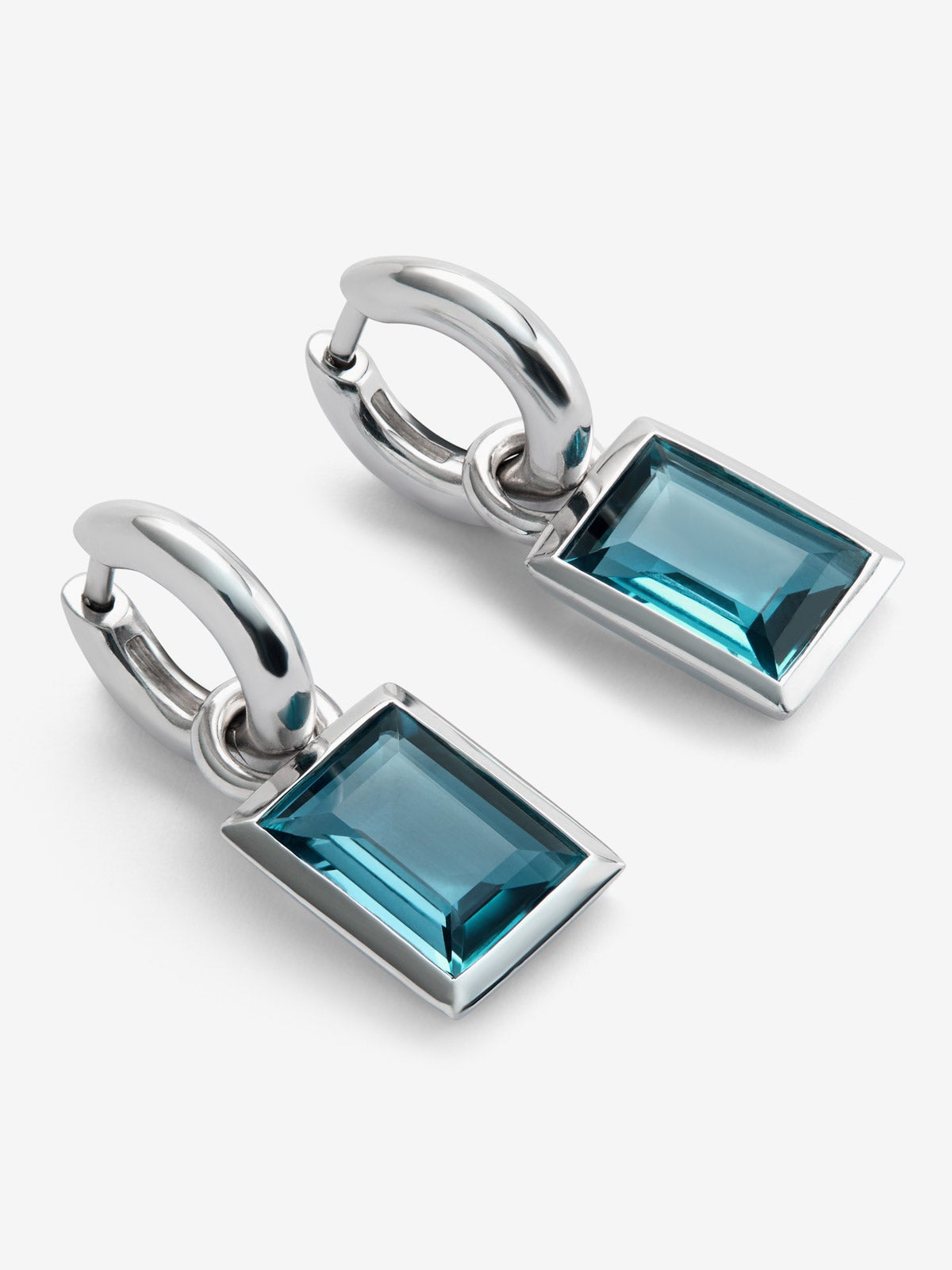 Pendientes de aro de plata 925 con topacios azul london en talla baguette con un total de 7,2 cts