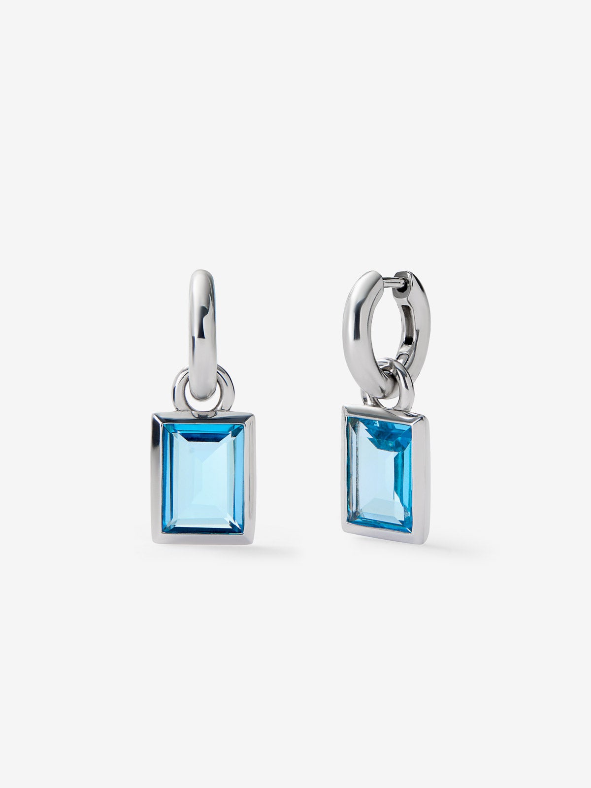 Pendientes de aro de plata 925 con topacios azul swiss en talla baguette con un total de 7 cts