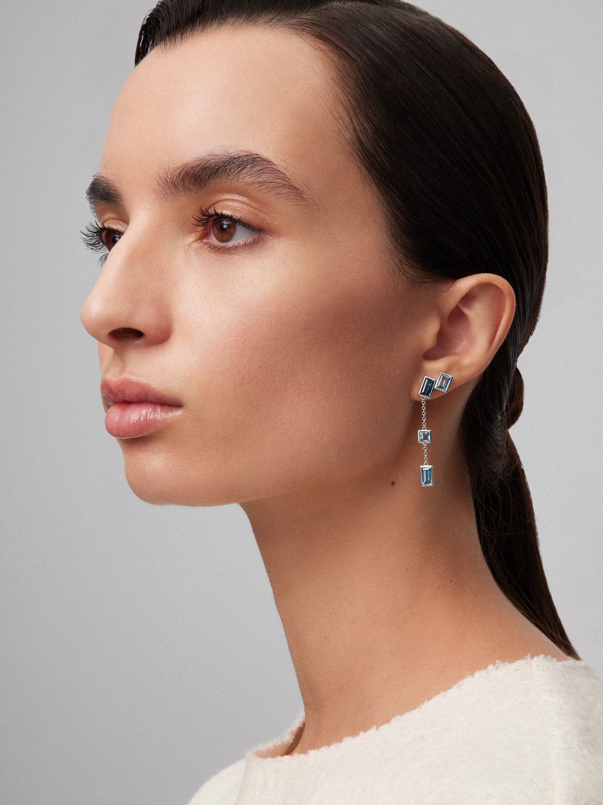 Pendientes largos de plata 925 con topacios azul London en talla baguette con un total de 7,2 cts