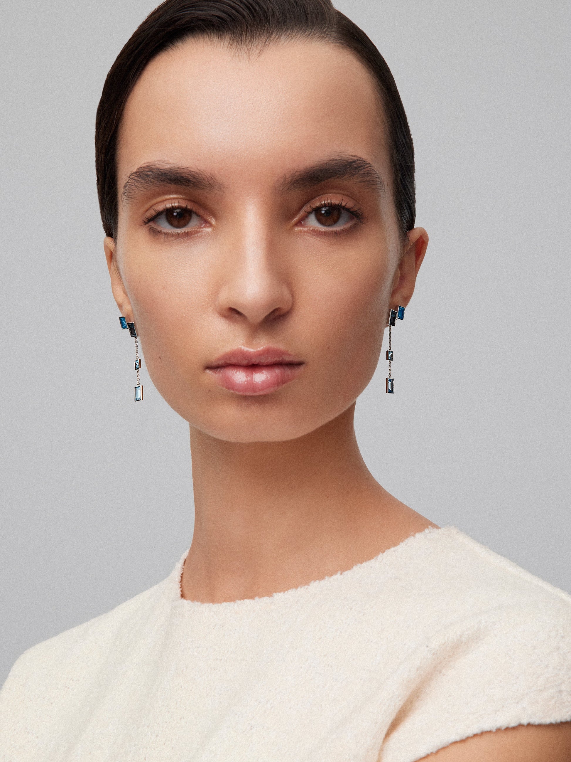 Pendientes largos de plata 925 con topacios azul London en talla baguette con un total de 7,2 cts