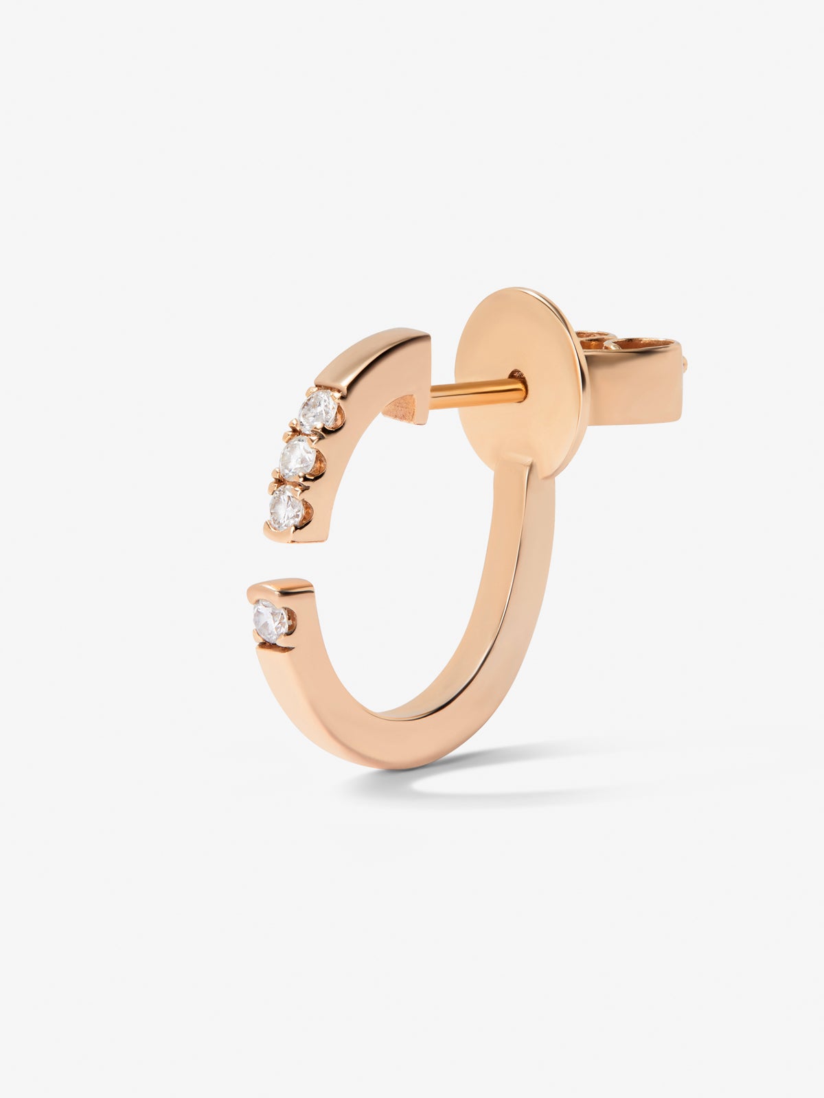 Pendiente de oro rosa de 18K con 8 diamantes en talla brillante con un total de 0,04 cts