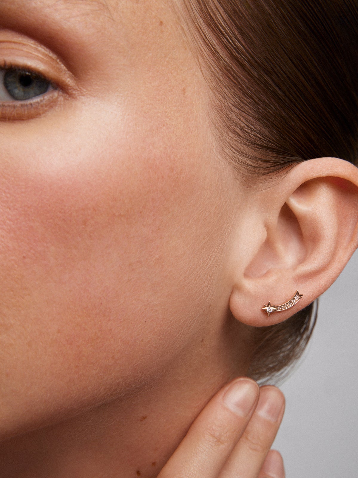 Pendiente individual de oro rosa de 18K con 7 diamantes en talla brillante con un total de 0,05 cts