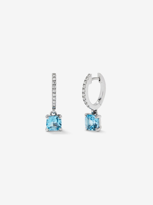 Pendientes de aro de oro blanco de 18K con 2 topacios azul sky en talla cushion con un total de 4,05 cts y 18 diamantes en talla brillante con un total de 0,14 cts
