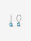 Pendientes de aro de oro blanco de 18K con 2 topacios azul sky en talla cushion con un total de 4,05 cts y 18 diamantes en talla brillante con un total de 0,14 cts