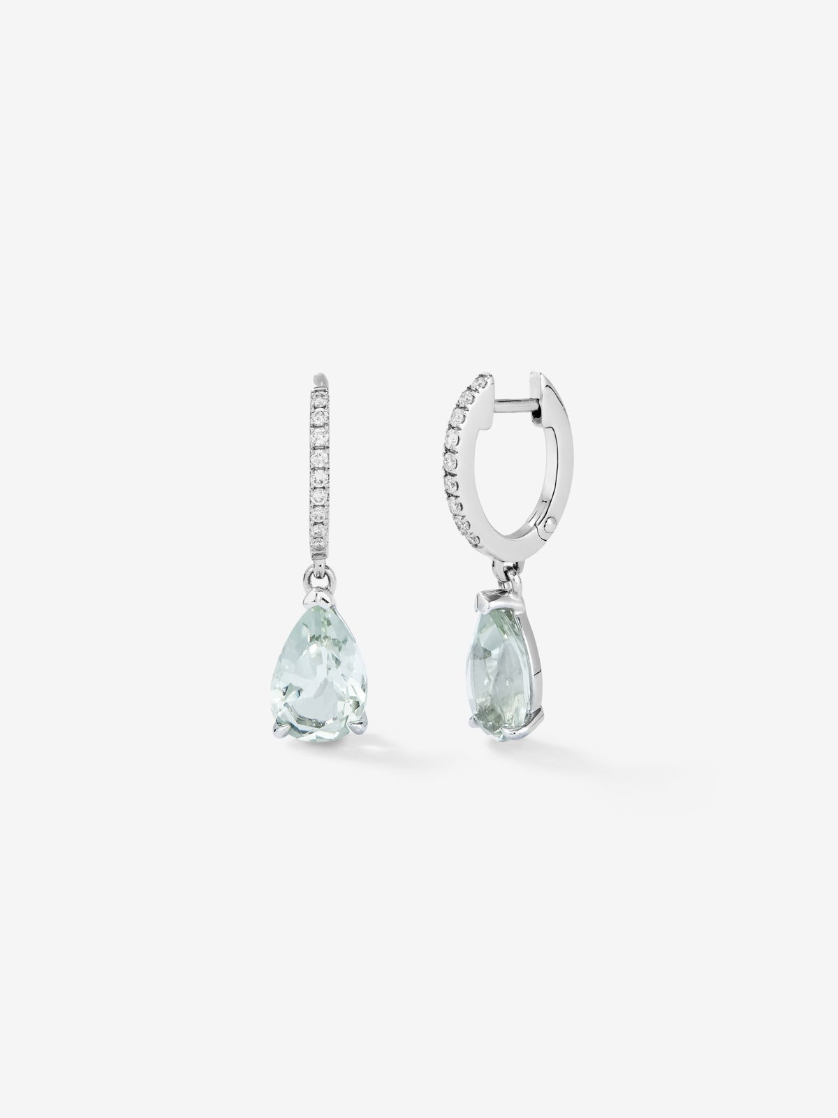 Pendientes de oro blanco de 18K con 2 amatistas verdes en talla pera con un total de 3,3 cts y 18 diamantes en talla brillante con un total de 0,14 cts