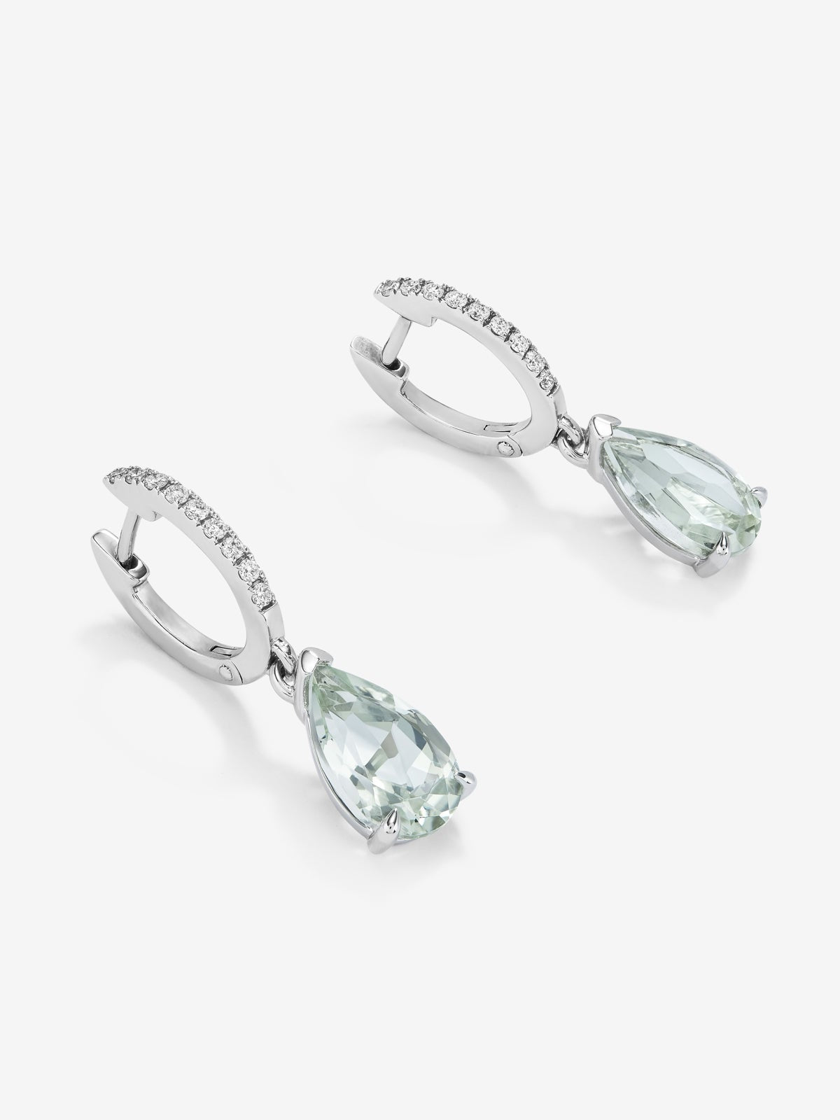 Pendientes de oro blanco de 18K con 2 amatistas verdes en talla pera con un total de 3,3 cts y 18 diamantes en talla brillante con un total de 0,14 cts