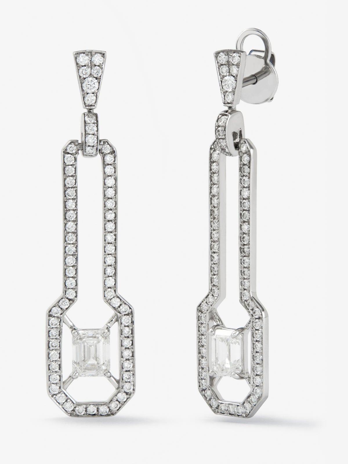 Pendientes de oro blanco de 18K con 2 diamantes en talla esmeralda con un total de 1 cts y 126 en talla brillante con un total de 0,63 cts