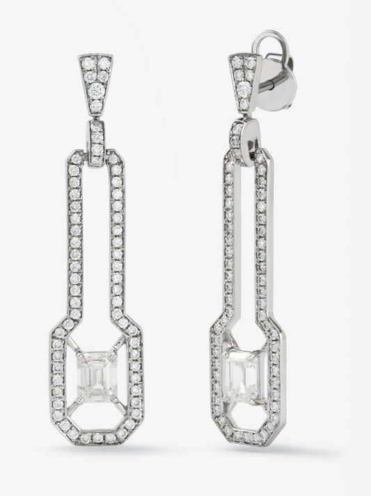 Pendientes de oro blanco de 18K con 2 diamantes en talla esmeralda con un total de 1 cts y 126 en talla brillante con un total de 0,63 cts