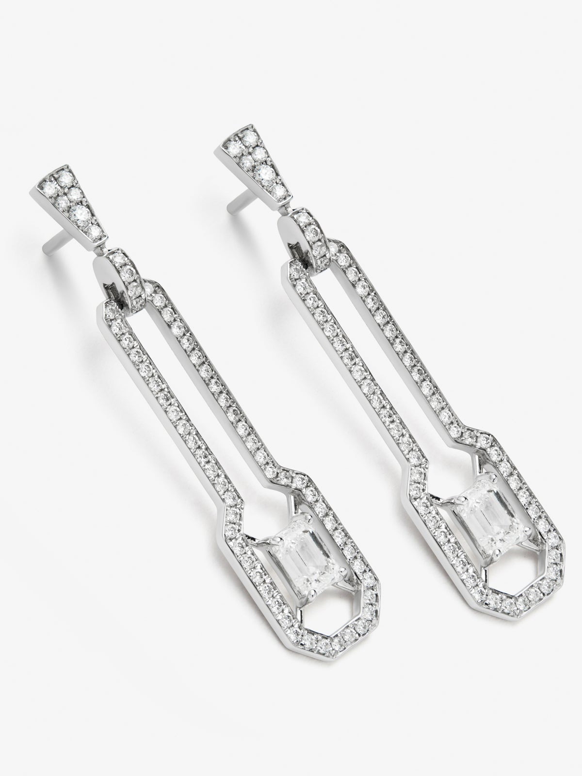 Pendientes de oro blanco de 18K con 2 diamantes en talla esmeralda con un total de 1 cts y 126 en talla brillante con un total de 0,63 cts