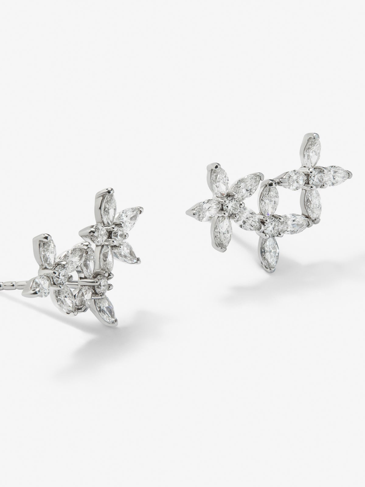 Pendientes trepadores de estrellas de oro blanco de 18K con 24 diamantes en talla marquise con un total de 1,31 cts y 6 en talla brillante con un total de 0,14 cts