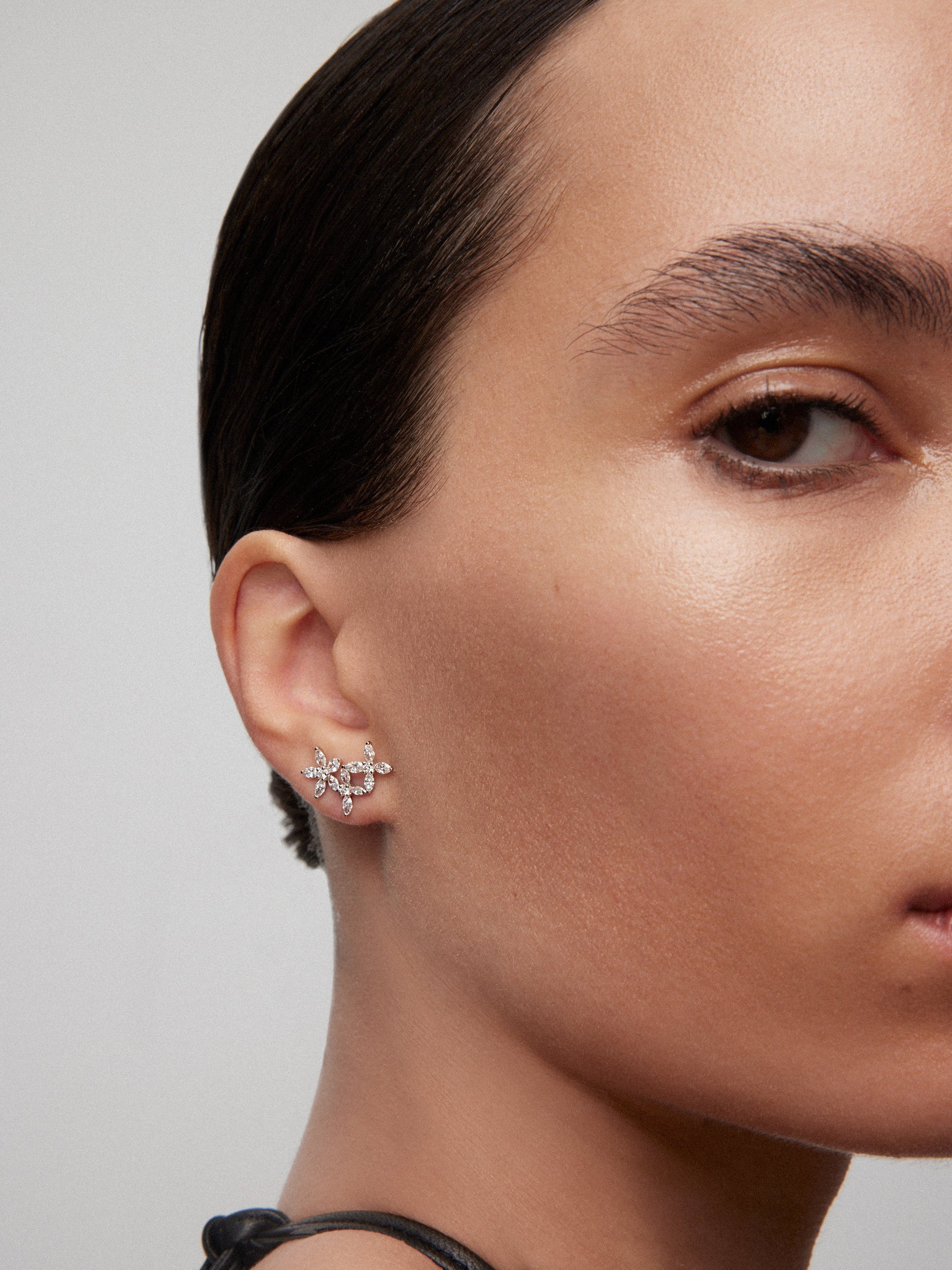 Pendientes trepadores de estrellas de oro blanco de 18K con 24 diamantes en talla marquise con un total de 1,31 cts y 6 en talla brillante con un total de 0,14 cts