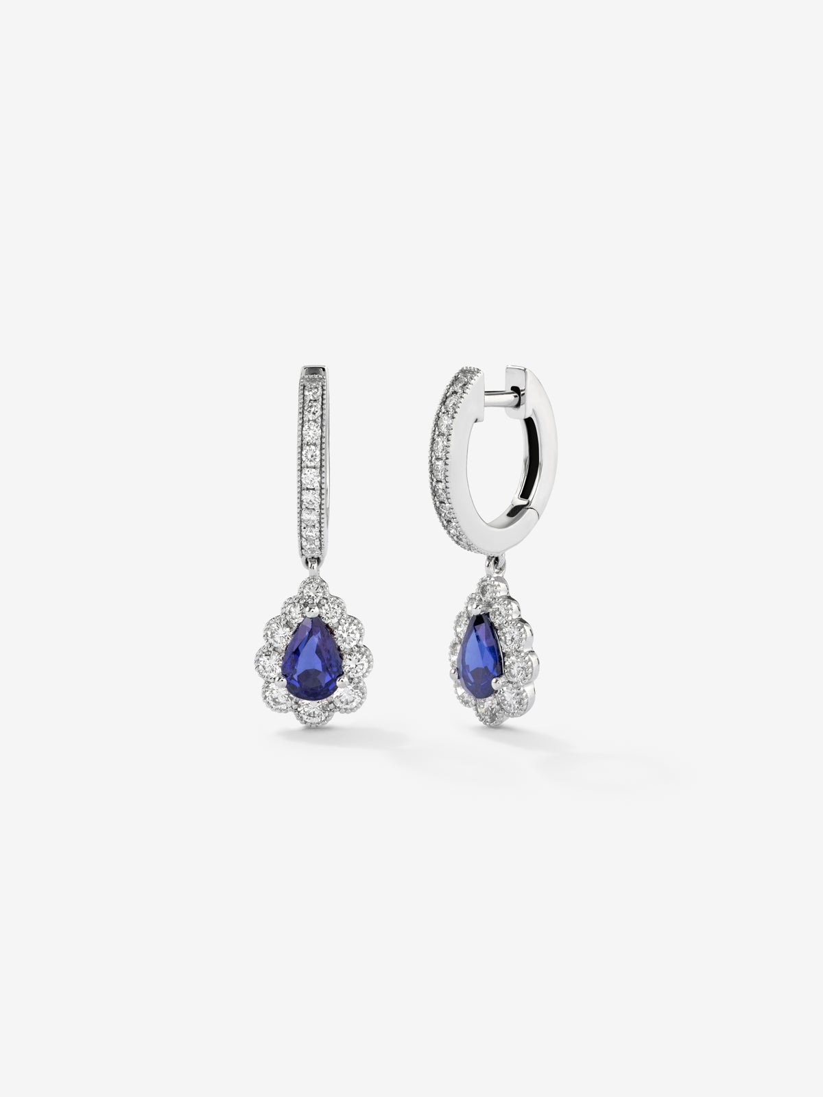 Pendientes de oro blanco de 18K con zafiros azules en talla pera de 1,66 cts y diamantes en talla brillante de 0,90 cts