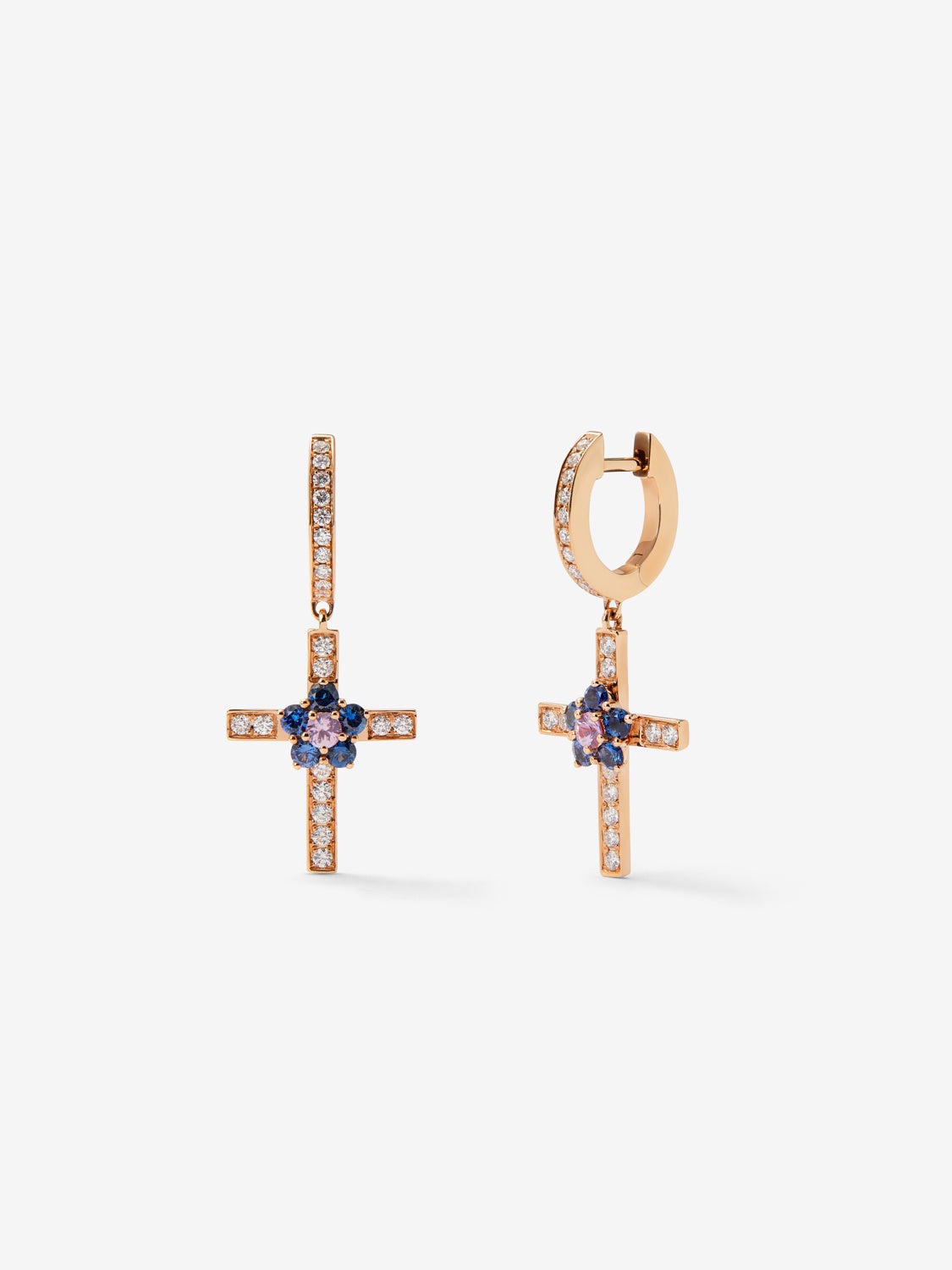 Pendientes de cruz de oro rosa de 18K con zafiro rosa en talla brillante de 0,18 cts, zafiros azules en talla brillante con un total de 0,64 cts y 42 diamantes en talla brillante con un total de 0,46 cts