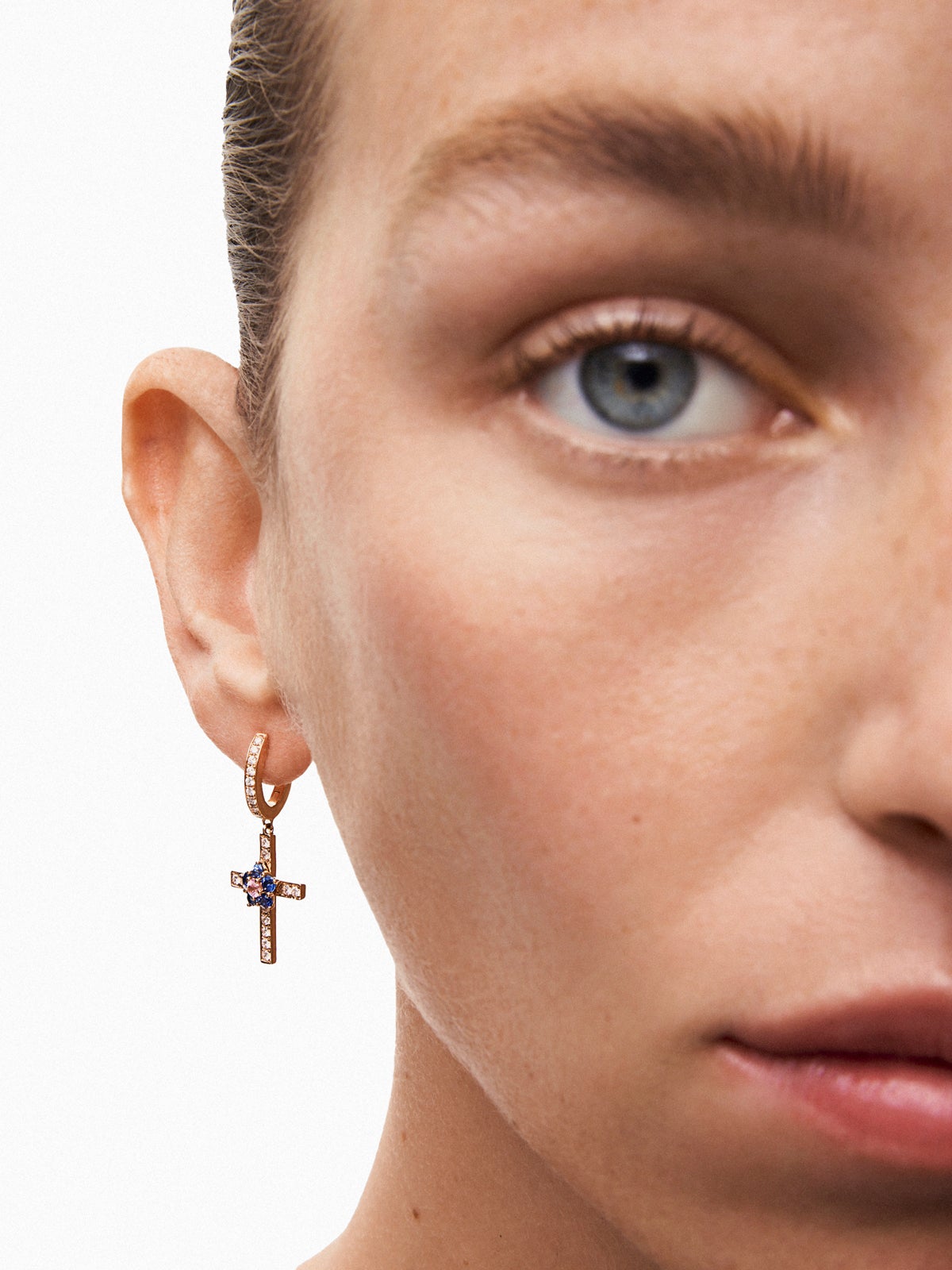 Pendientes de cruz de oro rosa de 18K con zafiro rosa en talla brillante de 0,18 cts, zafiros azules en talla brillante con un total de 0,64 cts y 42 diamantes en talla brillante con un total de 0,46 cts