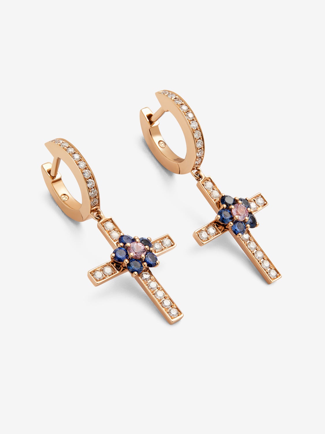 Pendientes de cruz de oro rosa de 18K con zafiro rosa en talla brillante de 0,18 cts, zafiros azules en talla brillante con un total de 0,64 cts y 42 diamantes en talla brillante con un total de 0,46 cts
