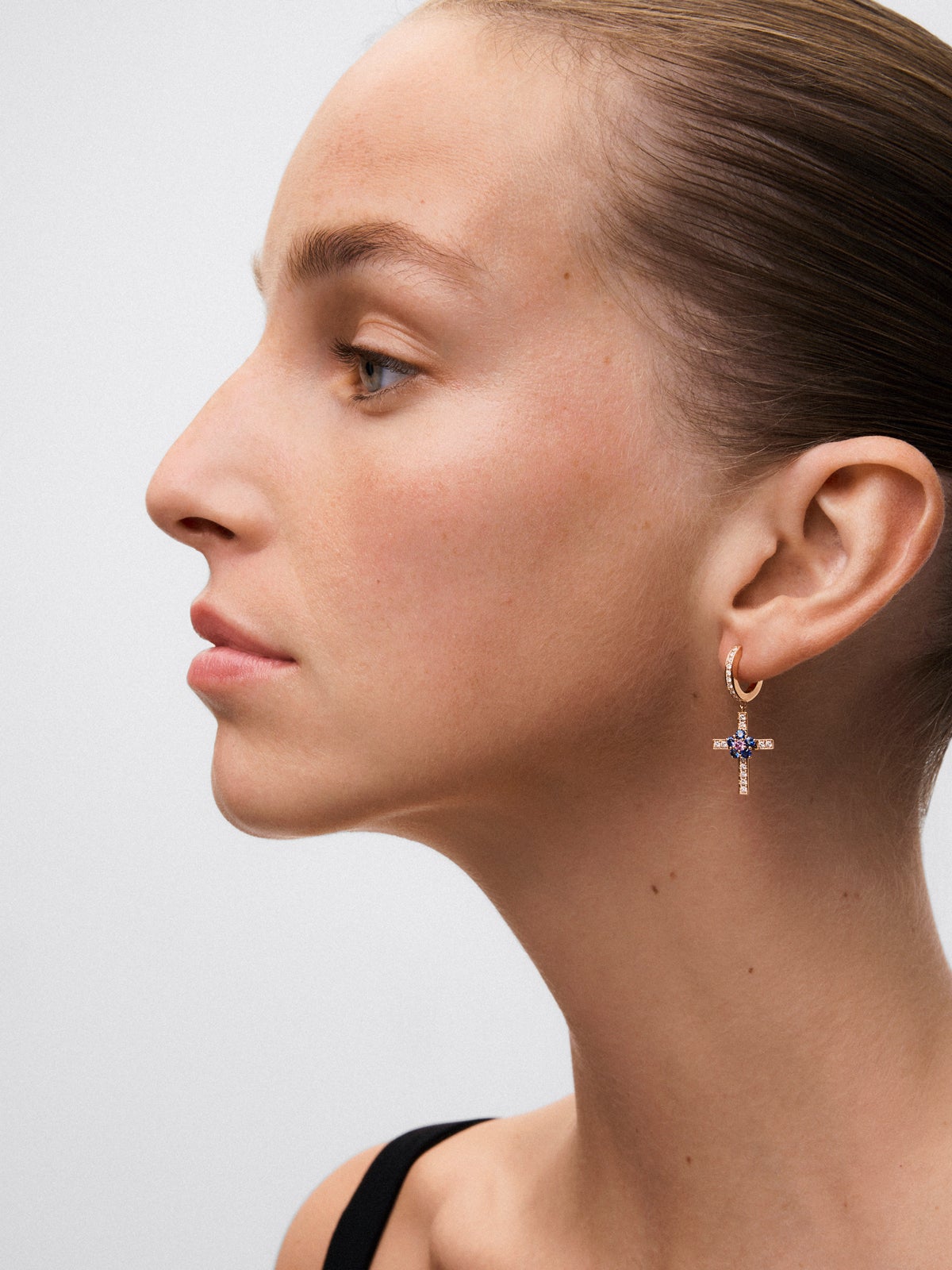Pendientes de cruz de oro rosa de 18K con zafiro rosa en talla brillante de 0,18 cts, zafiros azules en talla brillante con un total de 0,64 cts y 42 diamantes en talla brillante con un total de 0,46 cts